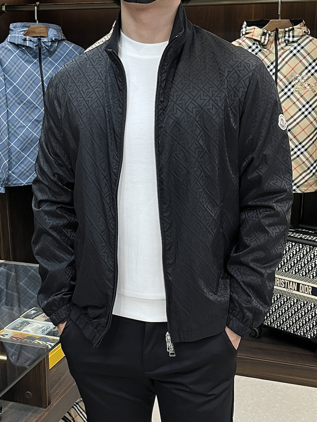 NO:540378,The main recommendation is the new Moncler Ss early autumn style to release a silhouette stand-up collar jacket, a hot autumn style thin cotton jacket, a letter logo jacquard jacket, which makes you feel comfortable and slim when worn. It is lazy and casual, combined with a clean and simple color scheme, which is particularly pleasing to look at and is suitable for daily wear~ I love to launch an embellished and energetic light luxury item!  Size M-3XL, complete three standards, shipped the next day, new H models are launched, Moncler, jackets & coats, jackets & coats, alexander wang19860909主推 Moncler ss早秋新款发布蒙口立领夹克外套,秋季爆款夹薄棉夹克,字母logo提花款夹克外套,穿上就是舒适自在又显瘦的存在,慵懒而随性,结合干净简单的色系就特别耐看,适合日常穿着~倾情推出缀饰活力轻奢单品！ 尺码M-3XL 三标齐全 隔天出货 H新款首发,,Moncler,jackets & coats,jackets & coats,alexander wang,Men's clothing