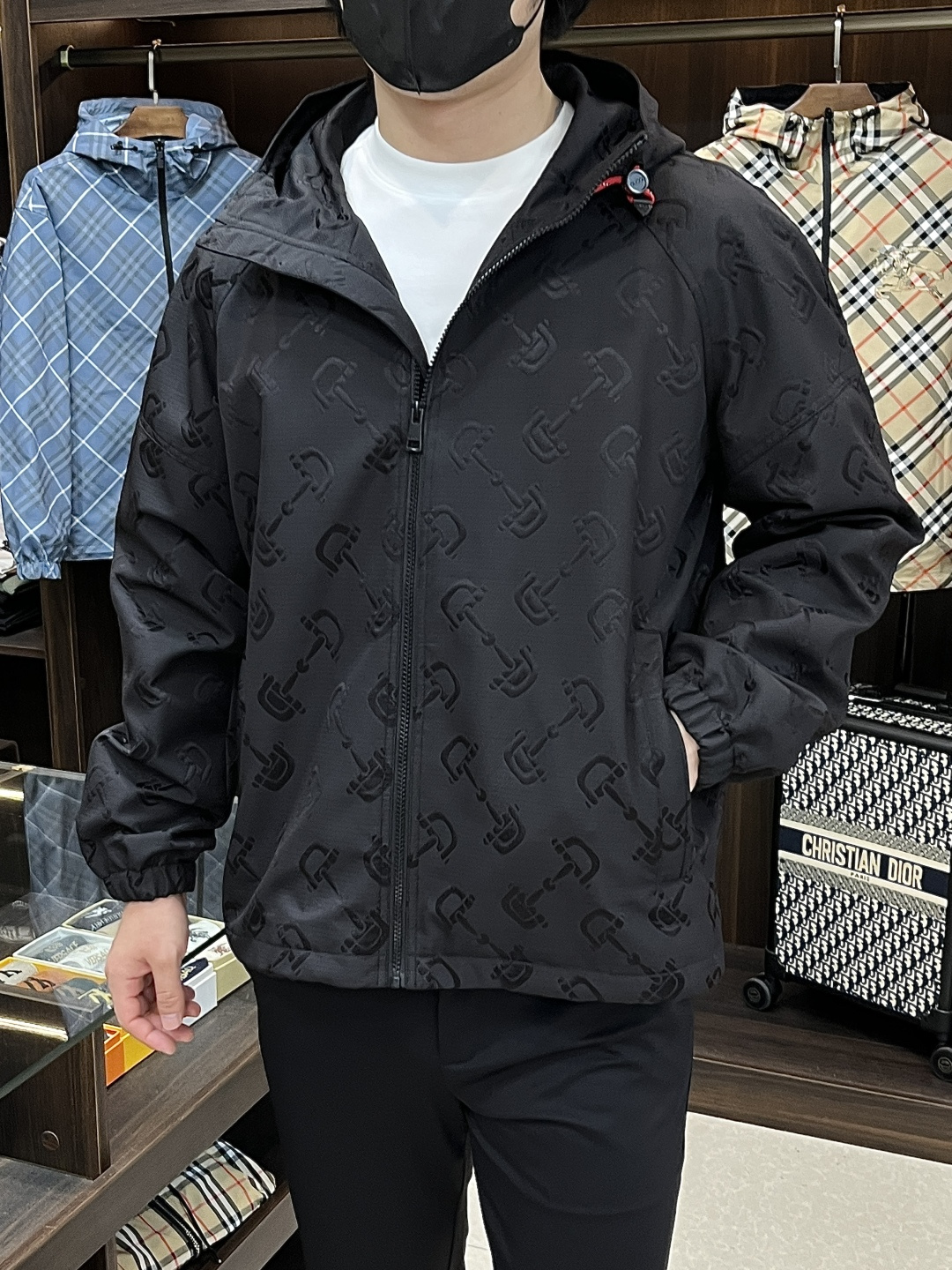 NO:540352,The main recommendation is Gucci Ss's early autumn new model released Gucci hooded jacket, a hot autumn style thin cotton jacket, and a letter logo jacquard jacket. It is comfortable and comfortable to wear. It is lazy and casual, combined with clean and simple colors, and is particularly durable and suitable for daily wear. It is full of embellishment and vitality and light luxury items!  Size M-3XL, complete three standards, shipped the next day, new H models are launched, gucci, gucci, jackets & coats, jackets & coats, hats, alexander wang19860909主推 Gucci ss早秋新款发布古驰连帽夹克外套,秋季爆款夹薄棉夹克,字母logo提花款夹克外套,穿上就是舒适自在又显瘦的存在,慵懒而随性,结合干净简单的色系就特别耐看,适合日常穿着~倾情推出缀饰活力轻奢单品！ 尺码M-3XL 三标齐全 隔天出货 H新款首发,,gucci,gucci,jackets & coats,jackets & coats,hats,alexander wang,Men's clothing