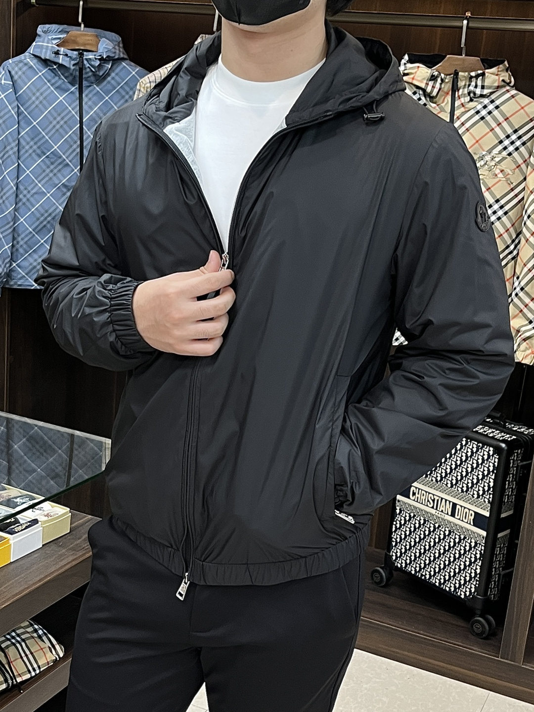 NO:540355,The main recommendation is the new early autumn style of Moncler Ss. The new hooded jacket for the covert hooded jacket, the popular autumn style of thin cotton jacket, the letter logo jacquard jacket, which makes you feel comfortable and slim when worn. It is lazy and casual, combined with a clean and simple color scheme, which is particularly pleasing to look at and is suitable for daily wear~ I love to launch a vibrant and light luxury item!  Size M-3XL, complete three standards, shipped the next day, new H models are launched, Moncler, jackets & coats, jackets & coats, hats, alexander wang19860909主推 Moncler ss早秋新款发布蒙口连帽夹克外套,秋季爆款夹薄棉夹克,字母logo提花款夹克外套,穿上就是舒适自在又显瘦的存在,慵懒而随性,结合干净简单的色系就特别耐看,适合日常穿着~倾情推出缀饰活力轻奢单品！ 尺码M-3XL 三标齐全 隔天出货 H新款首发,,Moncler,jackets & coats,jackets & coats,hats,alexander wang,Men's clothing