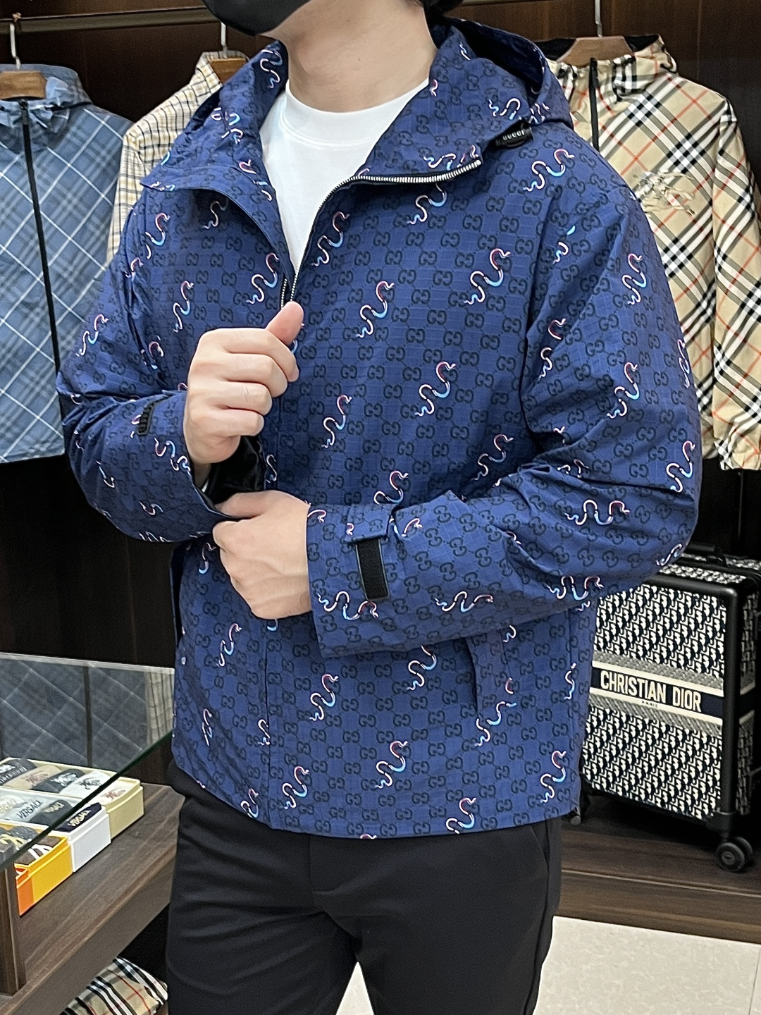 NO:540358,The main recommendation is Gucci Ss's early autumn new model released Gucci hooded jacket, a hot autumn style thin cotton jacket, and a letter logo jacquard jacket. It is comfortable and comfortable to wear. It is lazy and casual, combined with clean and simple colors, and is particularly durable and suitable for daily wear. It is full of embellishment and vitality and light luxury items!  Size M-3XL, complete three standards, shipped the next day, new H models are launched, gucci, gucci, jackets & coats, jackets & coats, hats, alexander wang19860909主推 Gucci ss早秋新款发布古驰连帽夹克外套,秋季爆款夹薄棉夹克,字母logo提花款夹克外套,穿上就是舒适自在又显瘦的存在,慵懒而随性,结合干净简单的色系就特别耐看,适合日常穿着~倾情推出缀饰活力轻奢单品！ 尺码M-3XL 三标齐全 隔天出货 H新款首发,,gucci,gucci,jackets & coats,jackets & coats,hats,alexander wang,Men's clothing