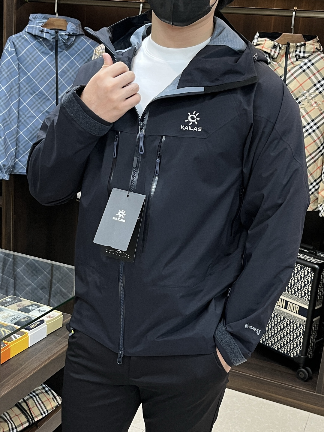 NO:537331,The main recommendation is the new KAILAS 25SS sportswear KAILAS hooded jacket made of recycled nylon fabric. It is a sports outdoor quick-drying casual jacket. The style is very unique and novel, the texture is excellent, and the upper body effect is huge and beautiful. It is highly recommended!  S-2XL H new model first launch, Jackets & coats, Jackets & coats, Hats, Alexander wang19860909主推 KAILAS 25SS新款运动服凯乐石连帽夹克采用再生尼龙面料制作而成,运动户外速干休闲外套,款式非常独特新颖,档次感超赞,上身效果巨好看,强烈推荐！ 码数S-2XL H新款首发,,jackets & coats,jackets & coats,hats,alexander wang,Men's clothing