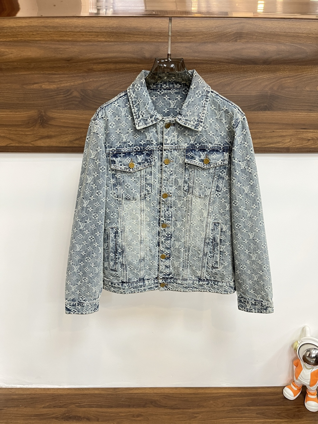 NO:566946,Mainly recommend LV Donkey brand ss new men's lapel jacket for autumn and winter, high-end version with original three labels. Custom-made fabrics at the counter. Highly breathable and comfortable, impeccable details, brand element design concept, reflecting high quality. It feels delicate and soft. It presents casual tailoring, and the upper body shape is great. Size M～3XL. H new model debut,, louis vuitton, louis vuitton, jackets & coats, jackets & coats, alexander wang19860909主推 LV 驴牌 ss秋冬新款男士翻领夹克外套,原单三标齐全高端版本 专柜定制面料 透气舒适度高,细节无可挑剔,品牌元素设计理念,体现高品质.手感细腻柔软 呈现休闲裁剪,上身版型超赞 码数M～3XL H新款首发,,louis vuitton,louis vuitton,jackets & coats,jackets & coats,alexander wang,Men's clothing