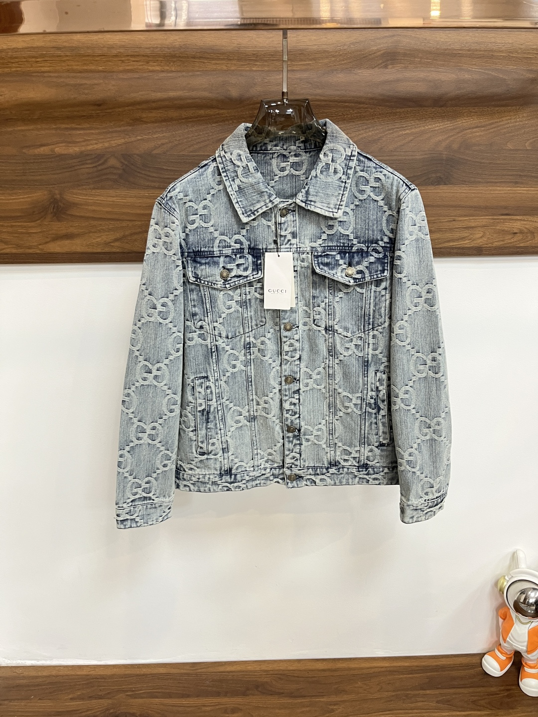 NO:566951,Mainly recommended Gucci Gucci ss autumn and winter new men's lapel jacket, original three-label complete high-end version, counter-customized fabrics with high breathability and comfort, impeccable details, brand element design concept, reflecting high quality. It feels delicate and soft, showing casual tailoring, and the upper body version is awesome. Size M～3XL H new model debut,,gucci,gucci,jackets & coats,jackets & coats,alexander wang19860909主推 Gucci 古驰 ss秋冬新款男士翻领夹克外套,原单三标齐全高端版本 专柜定制面料 透气舒适度高,细节无可挑剔,品牌元素设计理念,体现高品质.手感细腻柔软 呈现休闲裁剪,上身版型超赞 码数M～3XL H新款首发,,gucci,gucci,jackets & coats,jackets & coats,alexander wang,Men's clothing