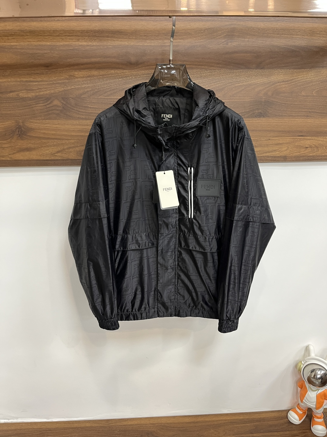 NO:566961,Mainly recommended Fendi Fendi SS autumn and winter new men's lapel jacket, original three-label complete high-end version. Custom-made fabrics at the counter. Highly breathable and comfortable, impeccable details, brand element design concept, reflecting high quality. It feels delicate and soft. It presents casual tailoring, and the upper body shape is excellent. Size M～3XL H new model debut,,fendi,fendi,jackets & coats,jackets & coats,alexander wang19860909主推 Fendi 芬迪 ss秋冬新款男士翻领夹克外套,原单三标齐全高端版本 专柜定制面料 透气舒适度高,细节无可挑剔,品牌元素设计理念,体现高品质.手感细腻柔软 呈现休闲裁剪,上身版型超赞 码数M～3XL H新款首发,,fendi,fendi,jackets & coats,jackets & coats,alexander wang,Men's clothing