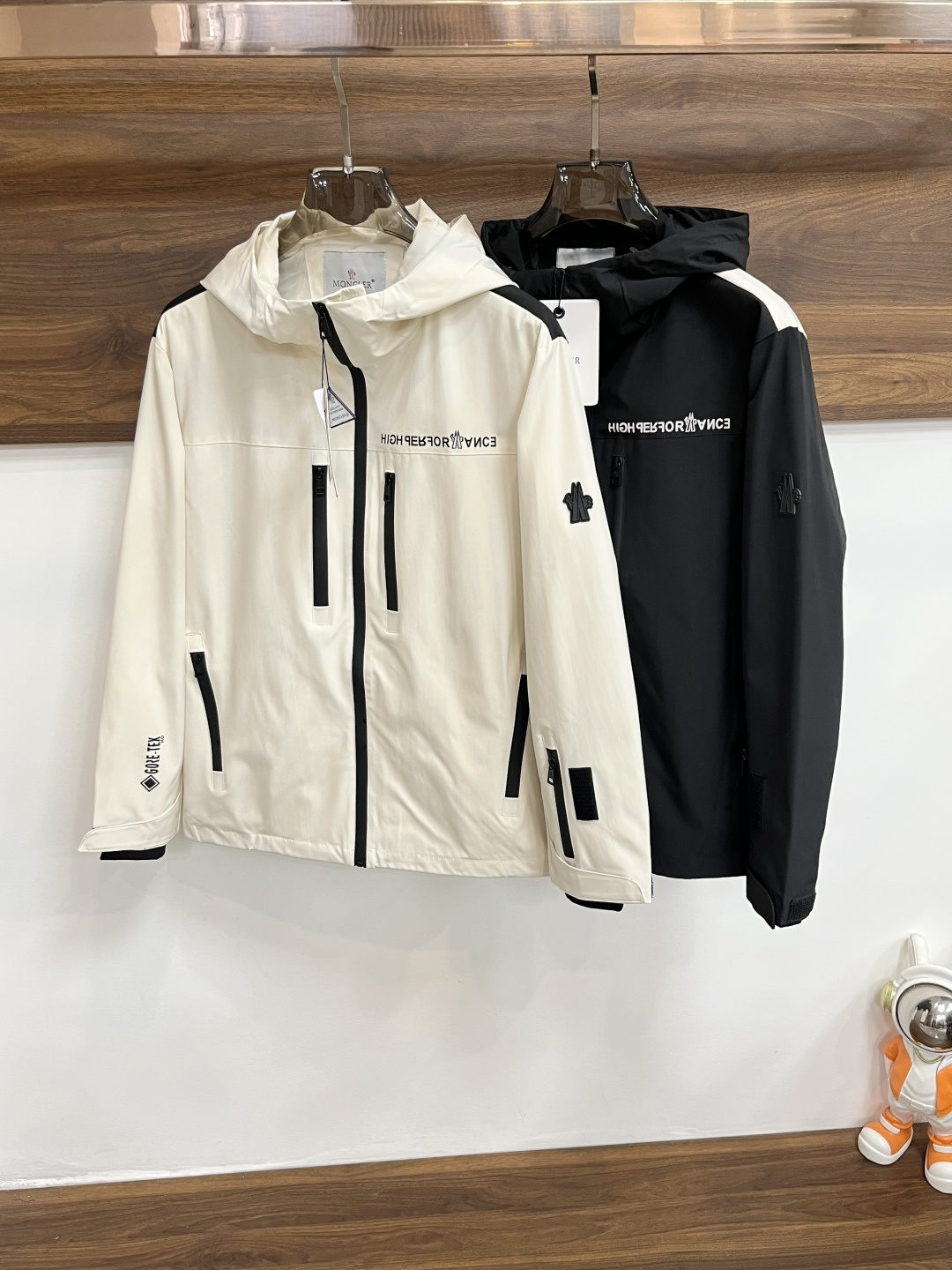 NO:549698,The main recommendation is Moncler 2025ss Autumn and Winter New Men's Lapel Jacket Jacket, original single three-standard full high-end version, counter custom fabric, high breathability and comfort, impeccable details, brand element design concept, reflecting high quality. The feel is delicate and soft, presenting casual cut, and the upper body style is super good. The number of code M~3XL H2025 new model is launched, Moncler, jackets & coats, jackets & coats, alexander wang19860909主推 Moncler 蒙口 2025ss秋冬新款男士翻领夹克外套,原单三标齐全高端版本 专柜定制面料 透气舒适度高,细节无可挑剔,品牌元素设计理念,体现高品质.手感细腻柔软 呈现休闲裁剪,上身版型超赞 码数M～3XL H2025新款首发,,Moncler,jackets & coats,jackets & coats,alexander wang,Men's clothing