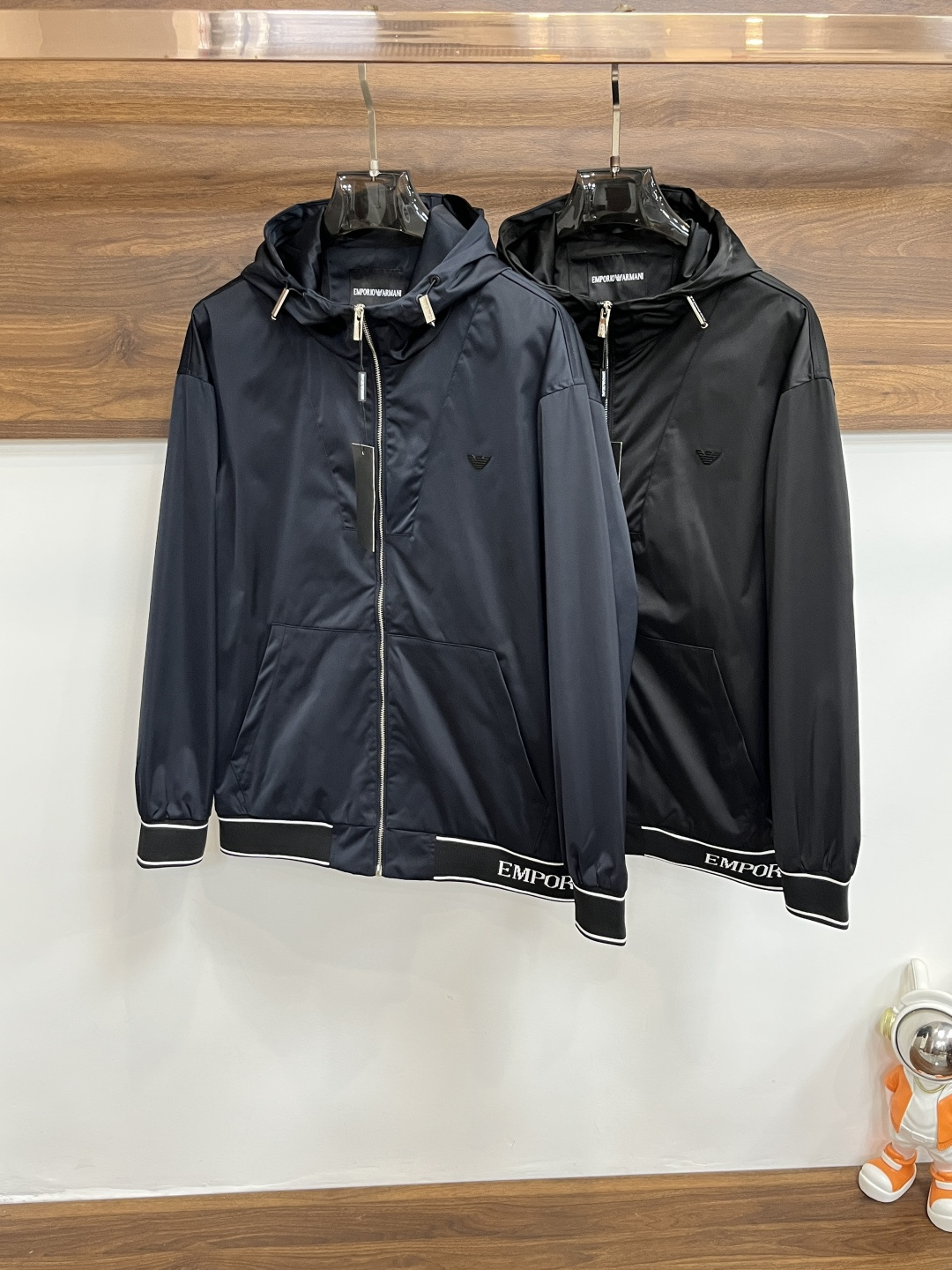 NO:549704,The main recommendation is Armani 2025ss autumn and winter new men's lapel jacket jacket, original single three-standard complete high-end version, counter custom fabric, high breathability and comfort, impeccable details, brand element design concept, reflecting high quality. The feel is delicate and soft, presenting casual cut, and the upper body style is super good. The number of code M~3XL H2025 new model is launched,,armani,armani, jackets & coats, jackets & coats, alexander wang19860909主推 Armani 阿玛尼 2025ss秋冬新款男士翻领夹克外套,原单三标齐全高端版本 专柜定制面料 透气舒适度高,细节无可挑剔,品牌元素设计理念,体现高品质.手感细腻柔软 呈现休闲裁剪,上身版型超赞 码数M～3XL H2025新款首发,,armani,armani,jackets & coats,jackets & coats,alexander wang,Men's clothing