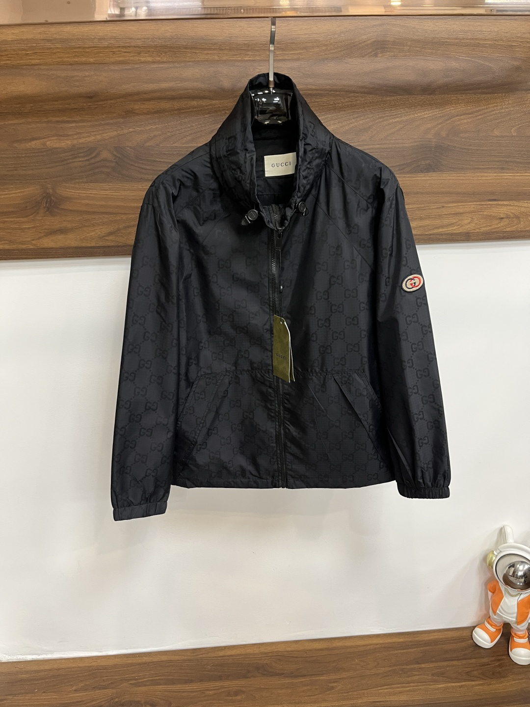 NO:549713,The main recommendation Gucci Gucci 2025ss autumn and winter new men's lapel jacket jacket, original single three-standard complete high-end version, counter custom fabric, high breathability and comfort, impeccable details, brand element design concept, reflecting high quality. The feel is delicate and soft, presents casual cut, and the upper body style is super good. The number of code M~3XL H2025 new model is launched, gucci, gucci, jackets & coats, jackets & coats, alexander wang19860909主推 Gucci 古驰 2025ss秋冬新款男士翻领夹克外套,原单三标齐全高端版本 专柜定制面料 透气舒适度高,细节无可挑剔,品牌元素设计理念,体现高品质.手感细腻柔软 呈现休闲裁剪,上身版型超赞 码数M～3XL H2025新款首发,,gucci,gucci,jackets & coats,jackets & coats,alexander wang,Men's clothing