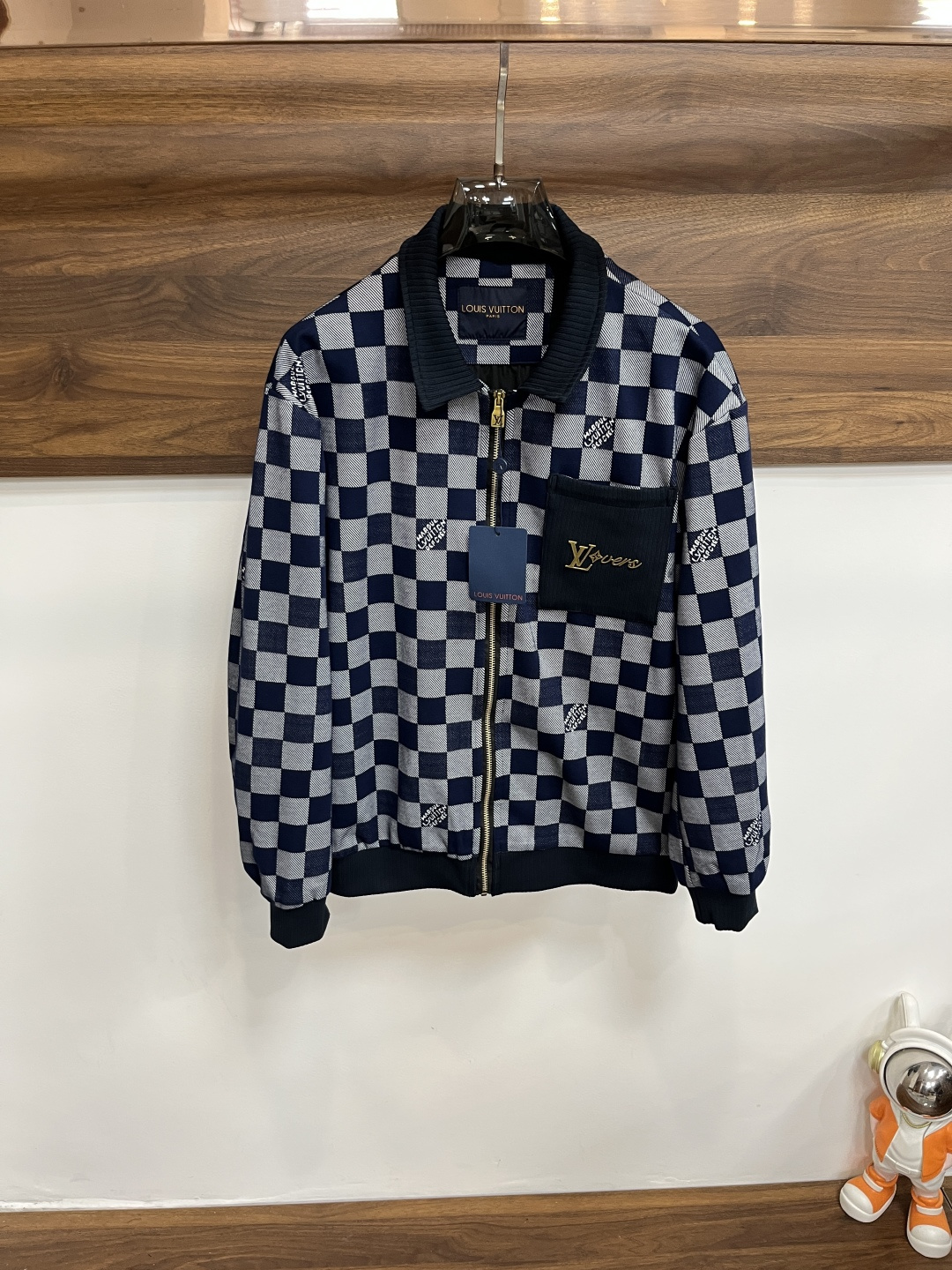 NO:610559,Mainly recommend LV Donkey brand 2025ss new autumn and winter men's lapel jacket, original three-label complete high-end version, counter-customized fabrics, high breathability and comfort, impeccable details, brand element design concept, reflecting high quality. Delicate and soft feel, casual tailoring, excellent upper body shape, size M ~ 3XL H2025 new model debut,, louis vuitton, louis vuitton, jackets & coats, jackets &  coats,alexander wang19860909主推 LV 驴牌 2025ss秋冬新款男士翻领夹克外套,原单三标齐全高端版本 专柜定制面料 透气舒适度高,细节无可挑剔,品牌元素设计理念,体现高品质.手感细腻柔软 呈现休闲裁剪,上身版型超赞 码数M～3XL H2025新款首发,,louis vuitton,louis vuitton,jackets & coats,jackets & coats,alexander wang,Men's clothing