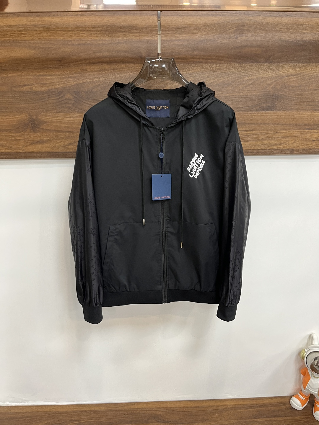 NO:610562,Mainly recommend LV Donkey brand 2025ss new autumn and winter men's lapel jacket, original three-label complete high-end version, counter-customized fabrics, high breathability and comfort, impeccable details, brand element design concept, reflecting high quality. Delicate and soft feel, casual tailoring, excellent upper body shape, size M ~ 3XL H2025 new model debut,, louis vuitton, louis vuitton, jackets & coats, jackets &  coats,alexander wang19860909主推 LV 驴牌 2025ss秋冬新款男士翻领夹克外套,原单三标齐全高端版本 专柜定制面料 透气舒适度高,细节无可挑剔,品牌元素设计理念,体现高品质.手感细腻柔软 呈现休闲裁剪,上身版型超赞 码数M～3XL H2025新款首发,,louis vuitton,louis vuitton,jackets & coats,jackets & coats,alexander wang,Men's clothing