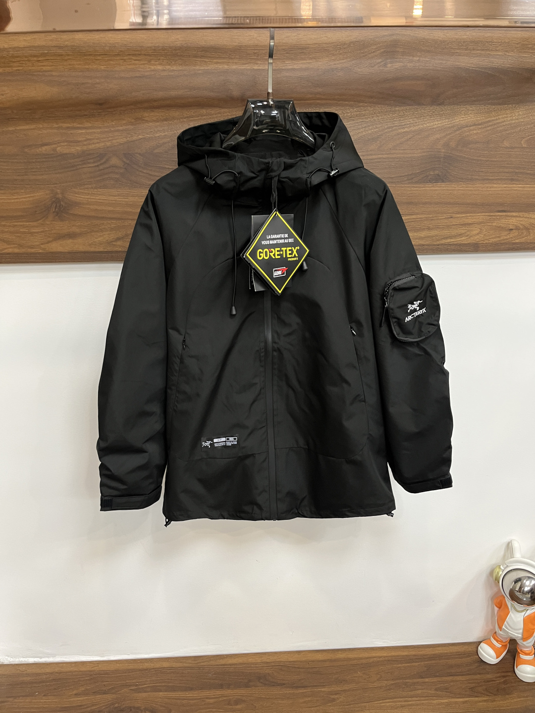 NO:550834,The main recommendation is ARCTERYX 2025ss autumn and winter new men's lapel jacket jacket, original single three-standard complete high-end version, counter custom fabric, high breathability and comfort, impeccable details, brand element design concept, reflecting high quality. The feel is delicate and soft, presents casual cut, and the upper body style is super good. The number of code M~3XL H2025 new model is launched, arc'teryx, jackets & coats, jackets & coats, alexander wang19860909主推 ARCTERYX 始祖鸟 2025ss秋冬新款男士翻领夹克外套,原单三标齐全高端版本 专柜定制面料 透气舒适度高,细节无可挑剔,品牌元素设计理念,体现高品质.手感细腻柔软 呈现休闲裁剪,上身版型超赞 码数M～3XL H2025新款首发,arc'teryx,jackets & coats,jackets & coats,alexander wang,Men's clothing