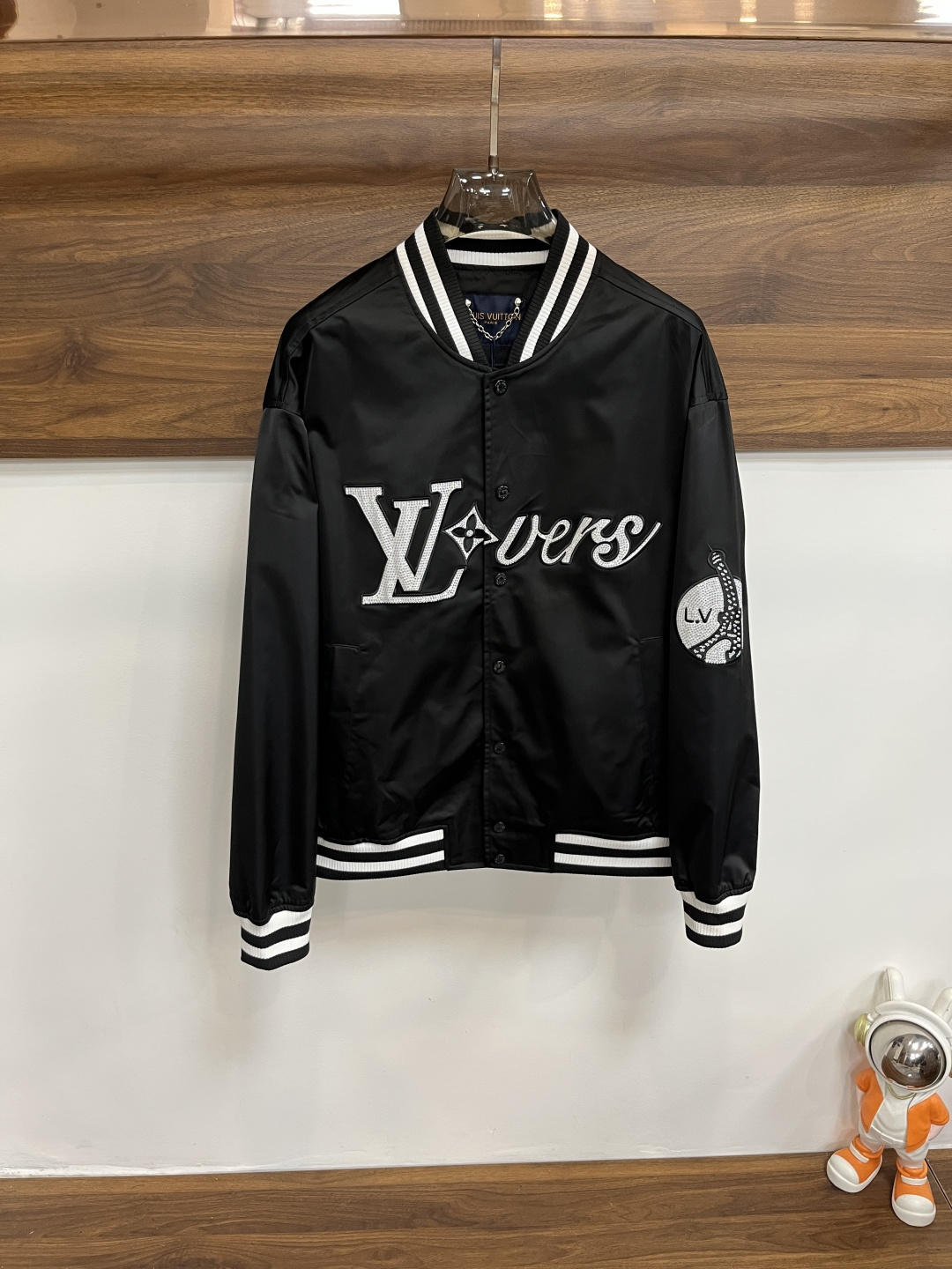 NO:550837,The main recommendation is LV donkey brand 2025ss autumn and winter new men's lapel jacket jacket, original single three-standard complete high-end version, counter custom fabric, high breathability and comfort, impeccable details, brand element design concept, reflecting high quality. The feel is delicate and soft, presenting casual cut, and the upper body style is superb. The number of code M~3XL H2025 new model is launched,,louis vuitton,louis vuitton,jackets & coats,jackets & coats,alexander wang19860909主推 LV 驴牌 2025ss秋冬新款男士翻领夹克外套,原单三标齐全高端版本 专柜定制面料 透气舒适度高,细节无可挑剔,品牌元素设计理念,体现高品质.手感细腻柔软 呈现休闲裁剪,上身版型超赞 码数M～3XL H2025新款首发,,louis vuitton,louis vuitton,jackets & coats,jackets & coats,alexander wang,Men's clothing