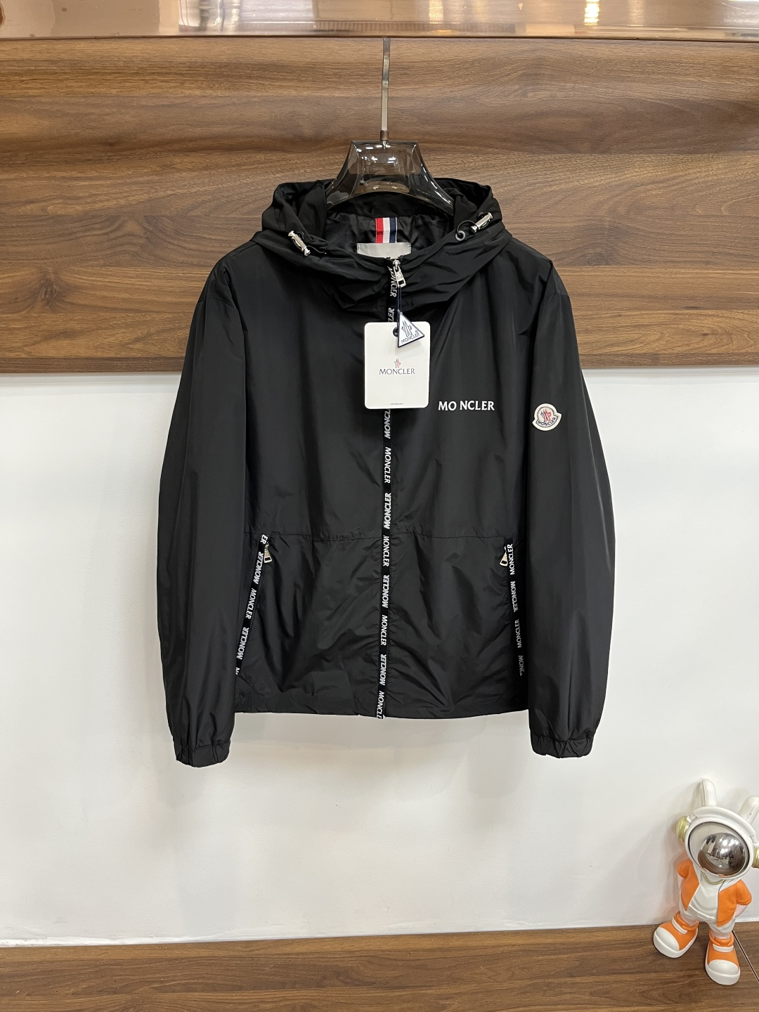 NO:550840,Mainly recommended Moncler men's 2025ss autumn and winter new men's lapel jacket, original three-label high-end version, counter-customized fabrics with high breathability and comfort, impeccable details, brand element design concept, reflecting high quality. It feels delicate and soft, showing casual tailoring, and the upper body shape is awesome. The size is M～3XL. H2025 new model debut,,Moncler,jackets & coats,jackets & coats,alexander wang19860909主推 Moncler 蒙口 2025ss秋冬新款男士翻领夹克外套,原单三标齐全高端版本 专柜定制面料 透气舒适度高,细节无可挑剔,品牌元素设计理念,体现高品质.手感细腻柔软 呈现休闲裁剪,上身版型超赞 码数M～3XL H2025新款首发,,Moncler,jackets & coats,jackets & coats,alexander wang,Men's clothing