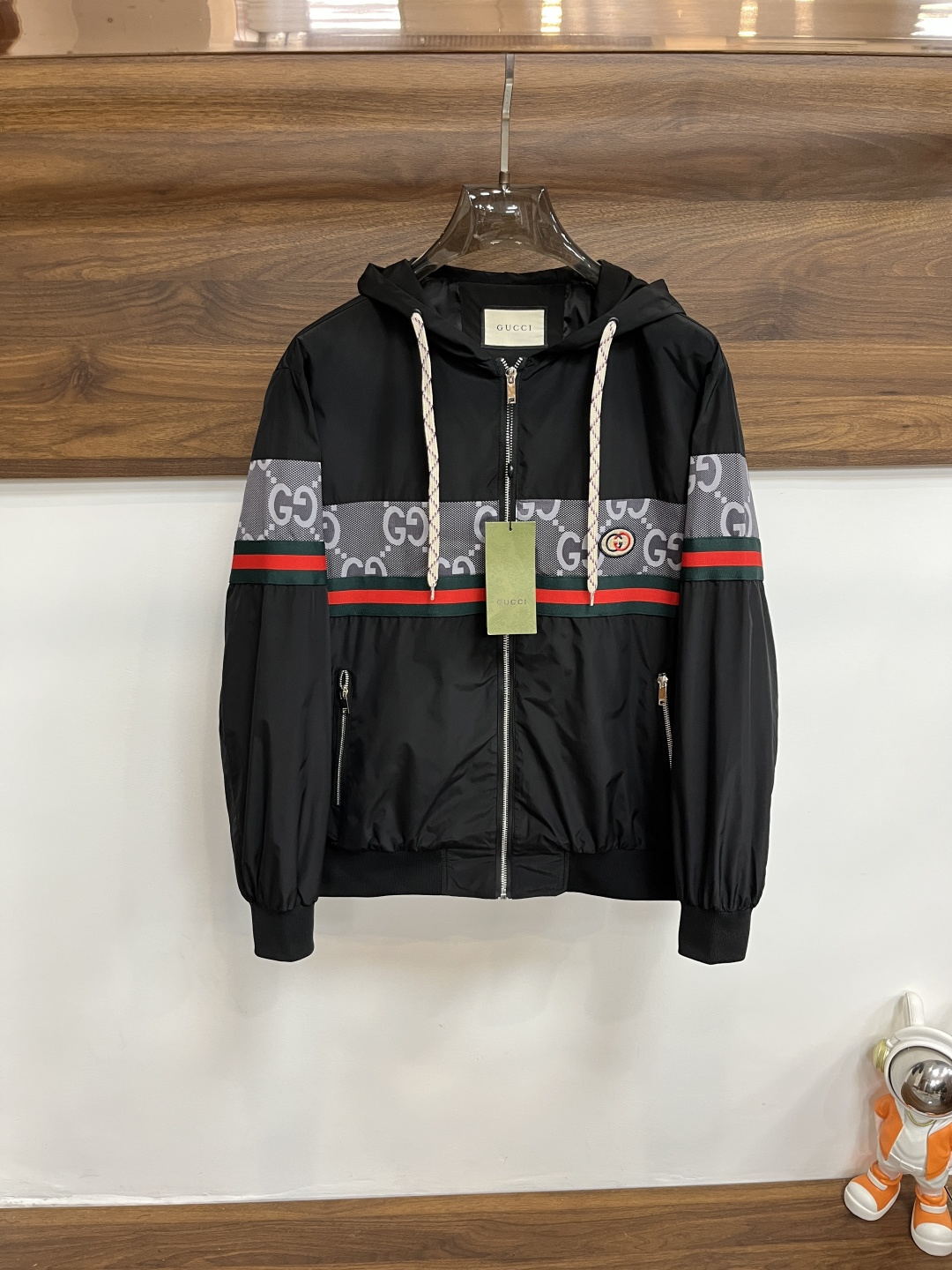 NO:550843,The main recommendation Gucci Gucci 2025ss autumn and winter new men's lapel jacket jacket, original single three-standard complete high-end version, counter custom fabric, high breathability and comfort, impeccable details, brand element design concept, reflecting high quality. The feel is delicate and soft, presents casual cut, and the upper body style is super good. The number of code M~3XL H2025 new model is launched, gucci, gucci, jackets & coats, jackets & coats, alexander wang19860909主推 Gucci 古驰 2025ss秋冬新款男士翻领夹克外套,原单三标齐全高端版本 专柜定制面料 透气舒适度高,细节无可挑剔,品牌元素设计理念,体现高品质.手感细腻柔软 呈现休闲裁剪,上身版型超赞 码数M～3XL H2025新款首发,,gucci,gucci,jackets & coats,jackets & coats,alexander wang,Men's clothing