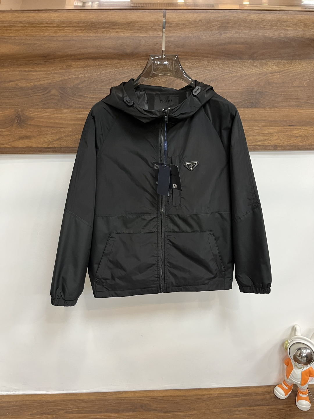 NO:550846,The main recommendation is Prada 2025ss autumn and winter new men's lapel jacket jacket, original single three-standard complete high-end version, counter custom fabric, high breathability and comfort, impeccable details, brand element design concept, reflecting high quality. The feel is delicate and soft, presenting casual cut, and the upper body style is super good. The number of code M~3XL H2025 new model is launched,,prada,prada,jackets & coats,jackets & coats,alexander wang19860909主推 Prada 普拉达 2025ss秋冬新款男士翻领夹克外套,原单三标齐全高端版本 专柜定制面料 透气舒适度高,细节无可挑剔,品牌元素设计理念,体现高品质.手感细腻柔软 呈现休闲裁剪,上身版型超赞 码数M～3XL H2025新款首发,,prada,prada,jackets & coats,jackets & coats,alexander wang,Men's clothing