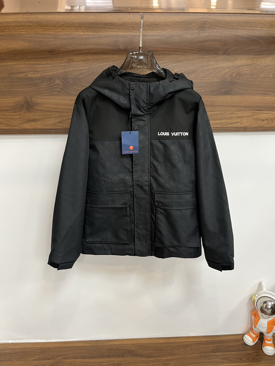 NO:550849,The main recommendation is LV 2025ss autumn and winter new men's lapel jacket jacket, original single three-standard complete high-end version, counter custom fabric, high breathability and comfort, impeccable details, brand element design concept, reflecting high quality. The feel is delicate and soft, presenting casual cut, and the upper body style is super good. The number of code M~3XL H2025 new model is launched,,louis vuitton, jackets & coats, jackets & coats, alexander wang19860909主推 LV 2025ss秋冬新款男士翻领夹克外套,原单三标齐全高端版本 专柜定制面料 透气舒适度高,细节无可挑剔,品牌元素设计理念,体现高品质.手感细腻柔软 呈现休闲裁剪,上身版型超赞 码数M～3XL H2025新款首发,,louis vuitton,jackets & coats,jackets & coats,alexander wang,Men's clothing