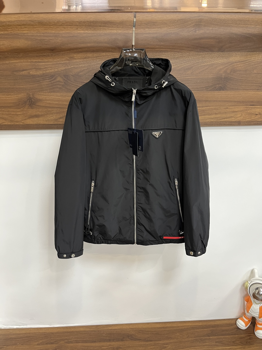 NO:550852,The main recommendation is Prada 2025ss autumn and winter new men's lapel jacket jacket, original single three-standard complete high-end version, counter custom fabric, high breathability and comfort, impeccable details, brand element design concept, reflecting high quality. The feel is delicate and soft, presenting casual cut, and the upper body style is super good. The number of code M~3XL H2025 new model is launched,,prada,prada,jackets & coats,jackets & coats,alexander wang19860909主推 Prada 普拉达 2025ss秋冬新款男士翻领夹克外套,原单三标齐全高端版本 专柜定制面料 透气舒适度高,细节无可挑剔,品牌元素设计理念,体现高品质.手感细腻柔软 呈现休闲裁剪,上身版型超赞 码数M～3XL H2025新款首发,,prada,prada,jackets & coats,jackets & coats,alexander wang,Men's clothing