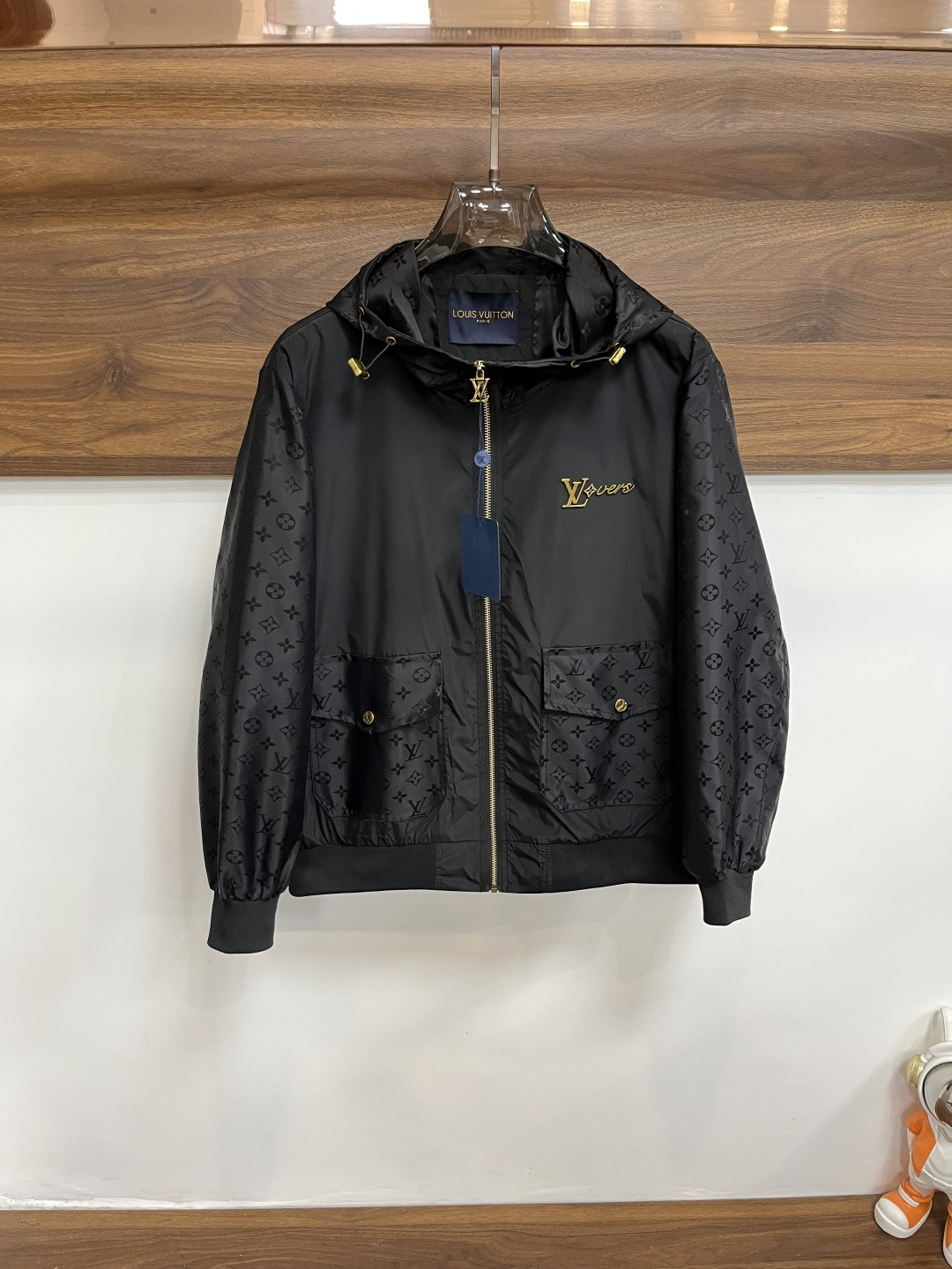 NO:550855,The main recommendation is LV donkey brand 2025ss autumn and winter new men's lapel jacket jacket, original single three-standard complete high-end version, counter custom fabric, high breathability and comfort, impeccable details, brand element design concept, reflecting high quality. The feel is delicate and soft, presenting casual cut, and the upper body style is superb. The number of code M~3XL H2025 new model is launched,,louis vuitton,louis vuitton,jackets & coats,jackets & coats,alexander wang19860909主推 LV 驴牌 2025ss秋冬新款男士翻领夹克外套,原单三标齐全高端版本 专柜定制面料 透气舒适度高,细节无可挑剔,品牌元素设计理念,体现高品质.手感细腻柔软 呈现休闲裁剪,上身版型超赞 码数M～3XL H2025新款首发,,louis vuitton,louis vuitton,jackets & coats,jackets & coats,alexander wang,Men's clothing