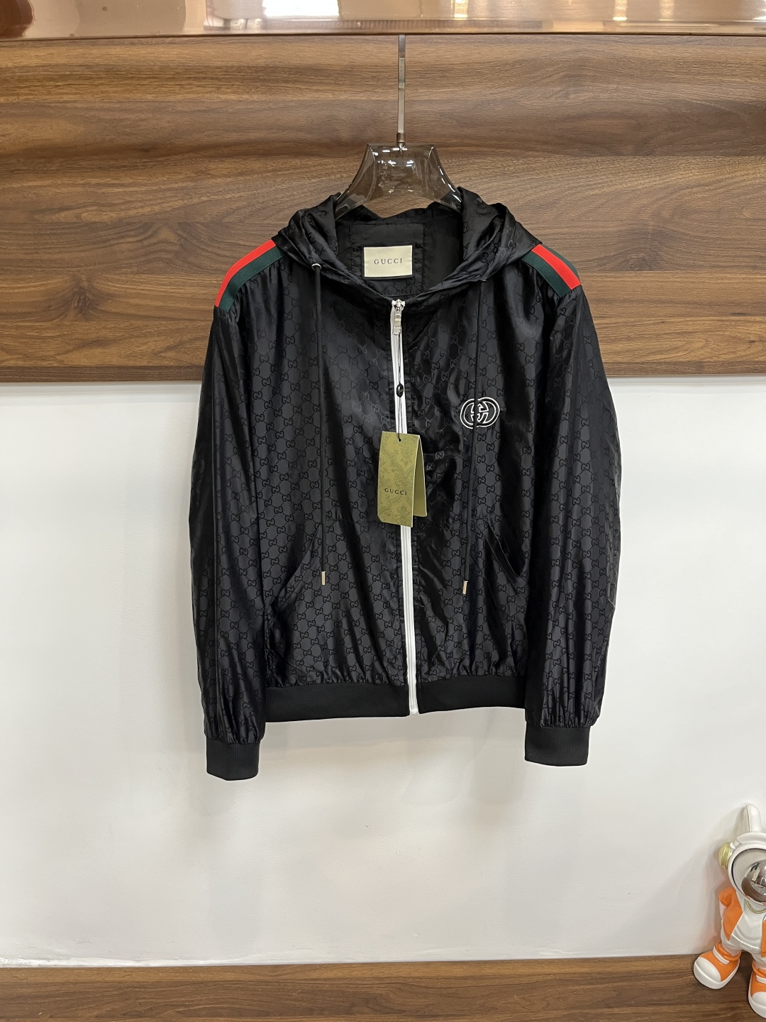 NO:550856,The main recommendation Gucci Gucci 2025ss autumn and winter new men's lapel jacket jacket, original single three-standard complete high-end version, counter custom fabric, high breathability and comfort, impeccable details, brand element design concept, reflecting high quality. The feel is delicate and soft, presents casual cut, and the upper body style is super good. The number of code M~3XL H2025 new model is launched, gucci, gucci, jackets & coats, jackets & coats, alexander wang19860909主推 Gucci 古驰 2025ss秋冬新款男士翻领夹克外套,原单三标齐全高端版本 专柜定制面料 透气舒适度高,细节无可挑剔,品牌元素设计理念,体现高品质.手感细腻柔软 呈现休闲裁剪,上身版型超赞 码数M～3XL H2025新款首发,,gucci,gucci,jackets & coats,jackets & coats,alexander wang,Men's clothing