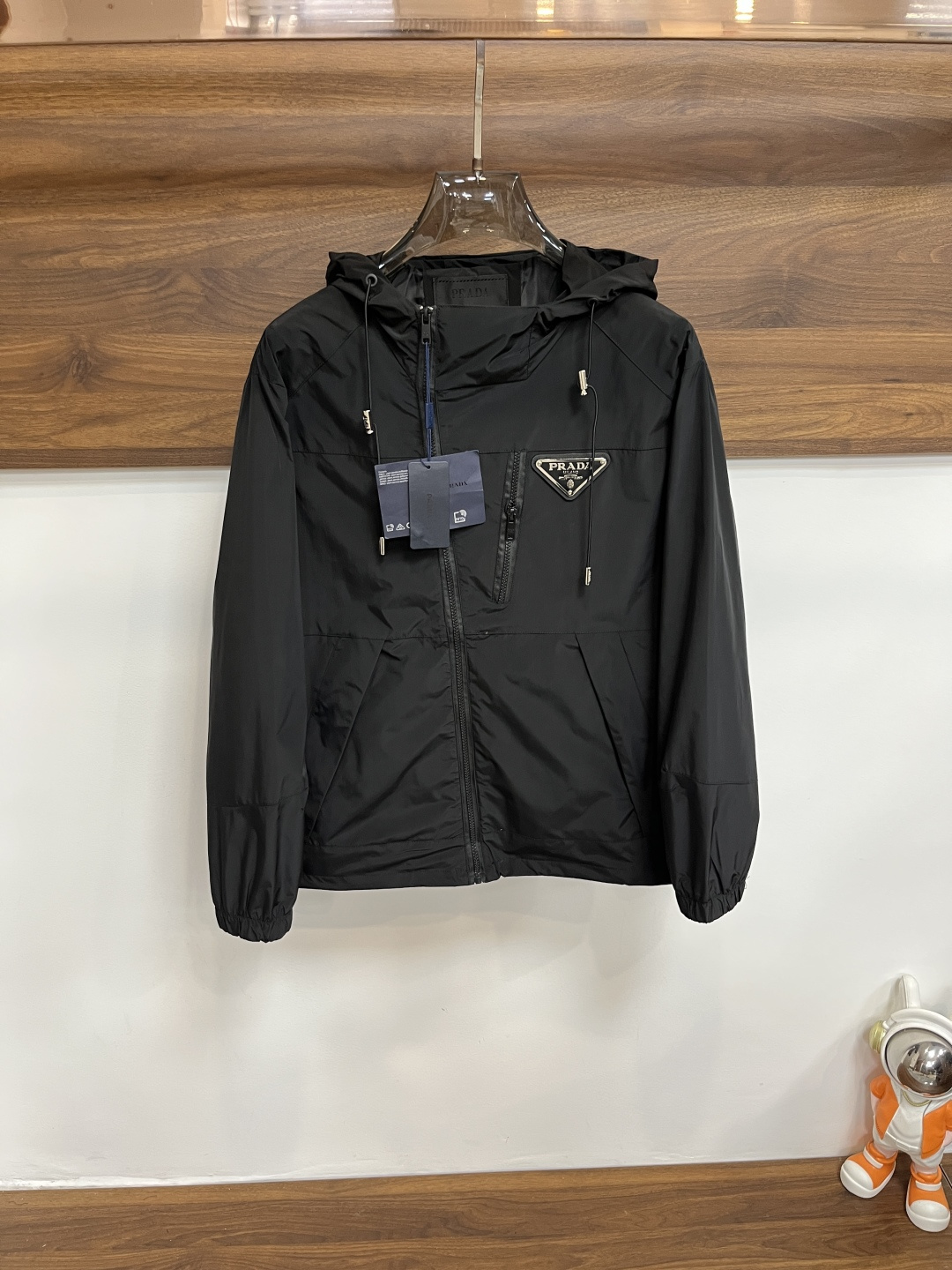 NO:565323,Mainly recommended Prada ss autumn and winter new men's lapel jacket, original three-label complete high-end version, counter-customized fabrics with high breathability and comfort, impeccable details, brand element design concept, reflecting high quality. It feels delicate and soft, showing casual tailoring, and the upper body shape is excellent. Size M～3XL H new model debut,, prada, prada, jackets & coats, jackets & coats, alexander wang19860909主推 Prada 普拉达 ss秋冬新款男士翻领夹克外套,原单三标齐全高端版本 专柜定制面料 透气舒适度高,细节无可挑剔,品牌元素设计理念,体现高品质.手感细腻柔软 呈现休闲裁剪,上身版型超赞 码数M～3XL H新款首发,,prada,prada,jackets & coats,jackets & coats,alexander wang,Men's clothing