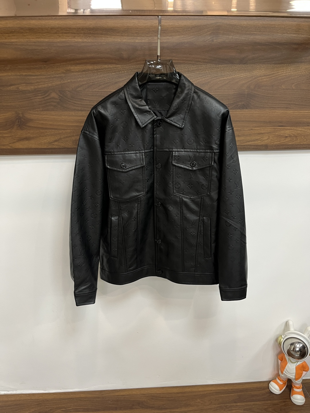 NO:565325,Mainly recommend LV Donkey brand ss new men's lapel jacket for autumn and winter, high-end version with original three labels. Custom-made fabrics at the counter. Highly breathable and comfortable, impeccable details, brand element design concept, reflecting high quality. It feels delicate and soft. It presents casual tailoring, and the upper body shape is great. Size M～3XL. H new model debut,, louis vuitton, louis vuitton, jackets & coats, jackets & coats, alexander wang19860909主推 LV 驴牌 ss秋冬新款男士翻领夹克外套,原单三标齐全高端版本 专柜定制面料 透气舒适度高,细节无可挑剔,品牌元素设计理念,体现高品质.手感细腻柔软 呈现休闲裁剪,上身版型超赞 码数M～3XL H新款首发,,louis vuitton,louis vuitton,jackets & coats,jackets & coats,alexander wang,Men's clothing