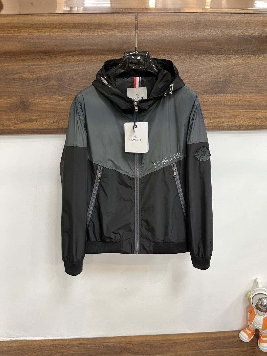 NO:565308,The main recommendation is Moncler ss autumn and winter new men's lapel jacket, the original three-label complete high-end version. Custom-made fabrics at the counter. Highly breathable and comfortable, impeccable details, brand element design concept, reflecting high quality. It feels delicate and soft. It presents casual tailoring, and the upper body version is awesome. The size is M~3XL. H is the new debut, Moncler, jackets & coats, jackets & coats, alexander wang19860909主推 Moncler 蒙口 ss秋冬新款男士翻领夹克外套,原单三标齐全高端版本 专柜定制面料 透气舒适度高,细节无可挑剔,品牌元素设计理念,体现高品质.手感细腻柔软 呈现休闲裁剪,上身版型超赞 码数M～3XL H新款首发,,Moncler,jackets & coats,jackets & coats,alexander wang,Men's clothing