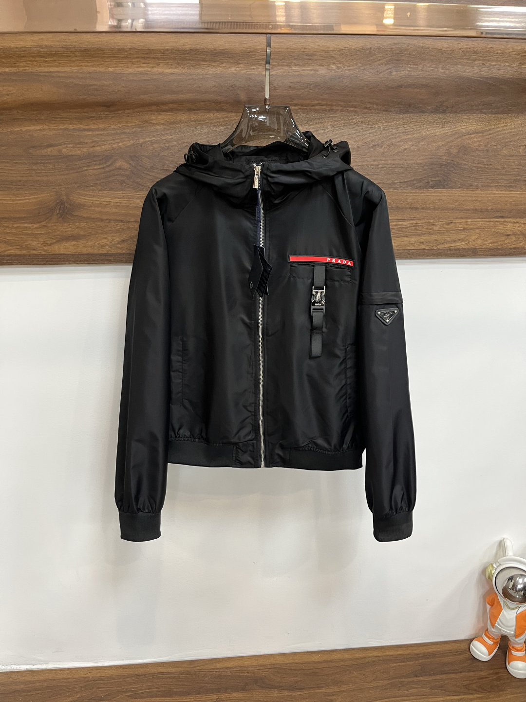 NO:601770,Mainly recommend Prada Prada 2025ss new men's lapel jacket for autumn and winter, high-end version with original three-label complete. Custom-made fabrics at the counter. Highly breathable and comfortable, impeccable details, brand element design concept, reflecting high quality. Delicate and soft feel. Casual tailoring, excellent upper body shape. H2025 new model debut,, prada, prada, jackets & coats, jackets & coats, alexander wang19860909主推 Prada 普拉达 2025ss秋冬新款男士翻领夹克外套,原单三标齐全高端版本 专柜定制面料 透气舒适度高,细节无可挑剔,品牌元素设计理念,体现高品质.手感细腻柔软 呈现休闲裁剪,上身版型超赞 码数M～3XL H2025新款首发,,prada,prada,jackets & coats,jackets & coats,alexander wang,Men's clothing