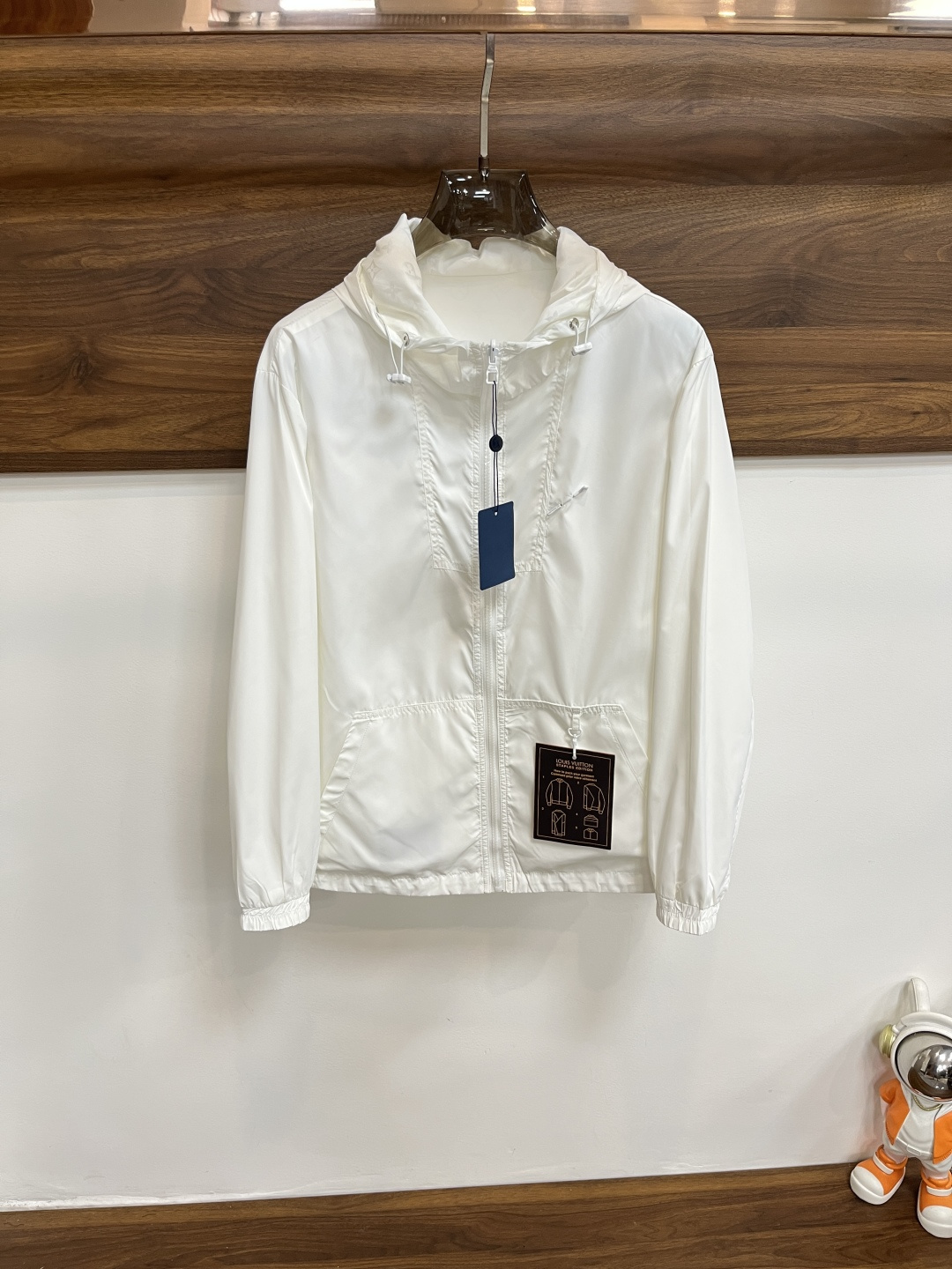 NO:601767,Mainly recommended LV Donkey brand reversible jacket 2025ss new autumn and winter men's lapel jacket, original three-label complete high-end version. Custom-made fabrics at the counter. Highly breathable and comfortable, impeccable details, brand element design concept, reflecting high quality. Delicate and soft feel. Casual tailoring, excellent upper body shape. Size M～3XL. H2025 new model debut,, louis vuitton, louis vuitton, jackets & coats, jackets &  coats,alexander wang19860909主推 LV 驴牌 双面穿夹克 2025ss秋冬新款男士翻领夹克外套,原单三标齐全高端版本 专柜定制面料 透气舒适度高,细节无可挑剔,品牌元素设计理念,体现高品质.手感细腻柔软 呈现休闲裁剪,上身版型超赞 码数M～3XL H2025新款首发,,louis vuitton,louis vuitton,jackets & coats,jackets & coats,alexander wang,Men's clothing