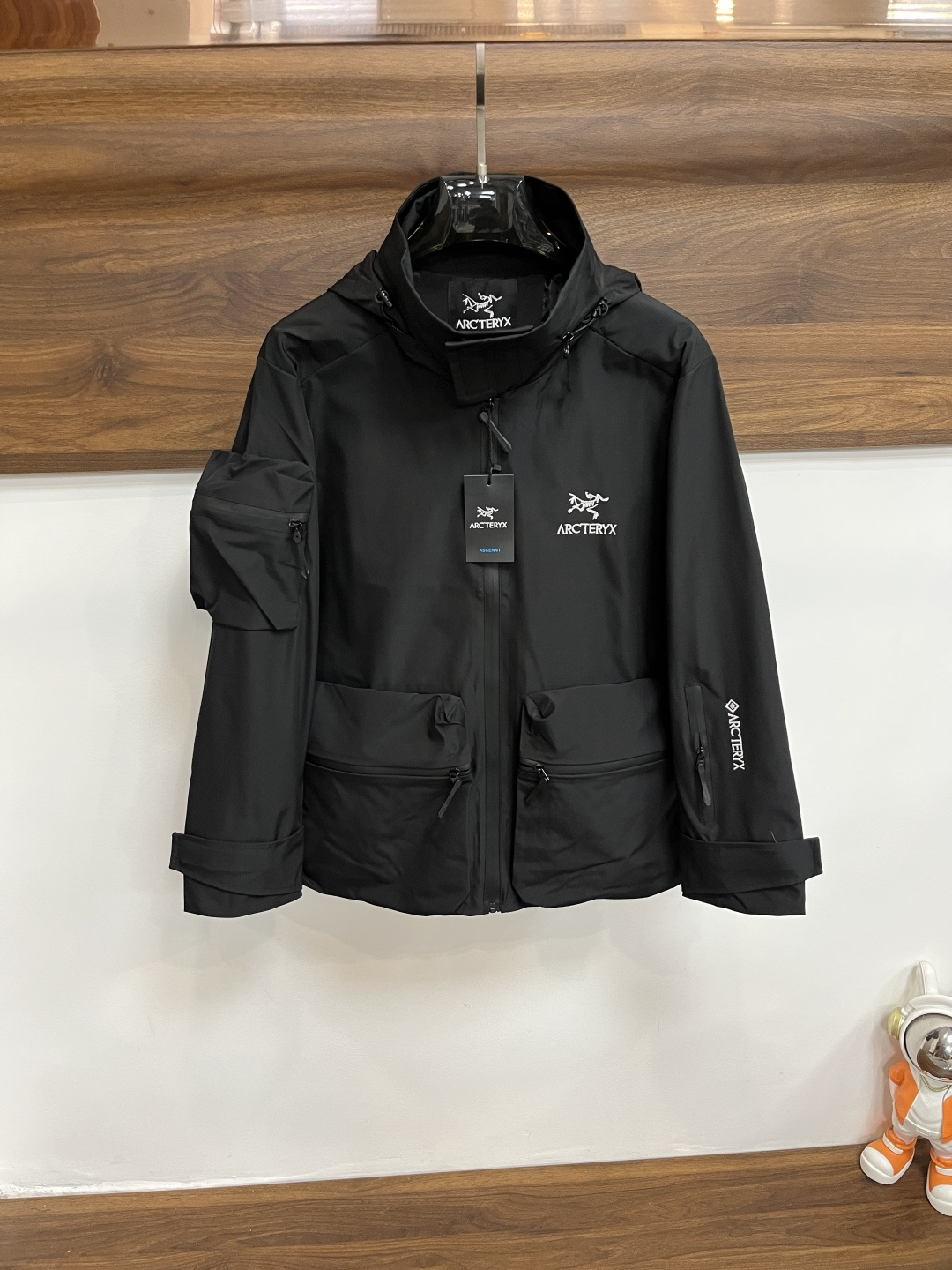 NO:565318,Mainly recommended ARCTERYX Arc'teryx ss autumn and winter new men's lapel jacket, original three-label complete high-end version. Custom-made fabrics at the counter. Highly breathable and comfortable, impeccable details, brand element design concept, reflecting high quality. Delicate and soft feel. Casual tailoring, excellent upper body size M～3XL H new model debut, arc'teryx, jackets & coats, jackets & coats, alexander wang19860909主推 ARCTERYX 始祖鸟 ss秋冬新款男士翻领夹克外套,原单三标齐全高端版本 专柜定制面料 透气舒适度高,细节无可挑剔,品牌元素设计理念,体现高品质.手感细腻柔软 呈现休闲裁剪,上身版型超赞 码数M～3XL H新款首发,arc'teryx,jackets & coats,jackets & coats,alexander wang,Men's clothing