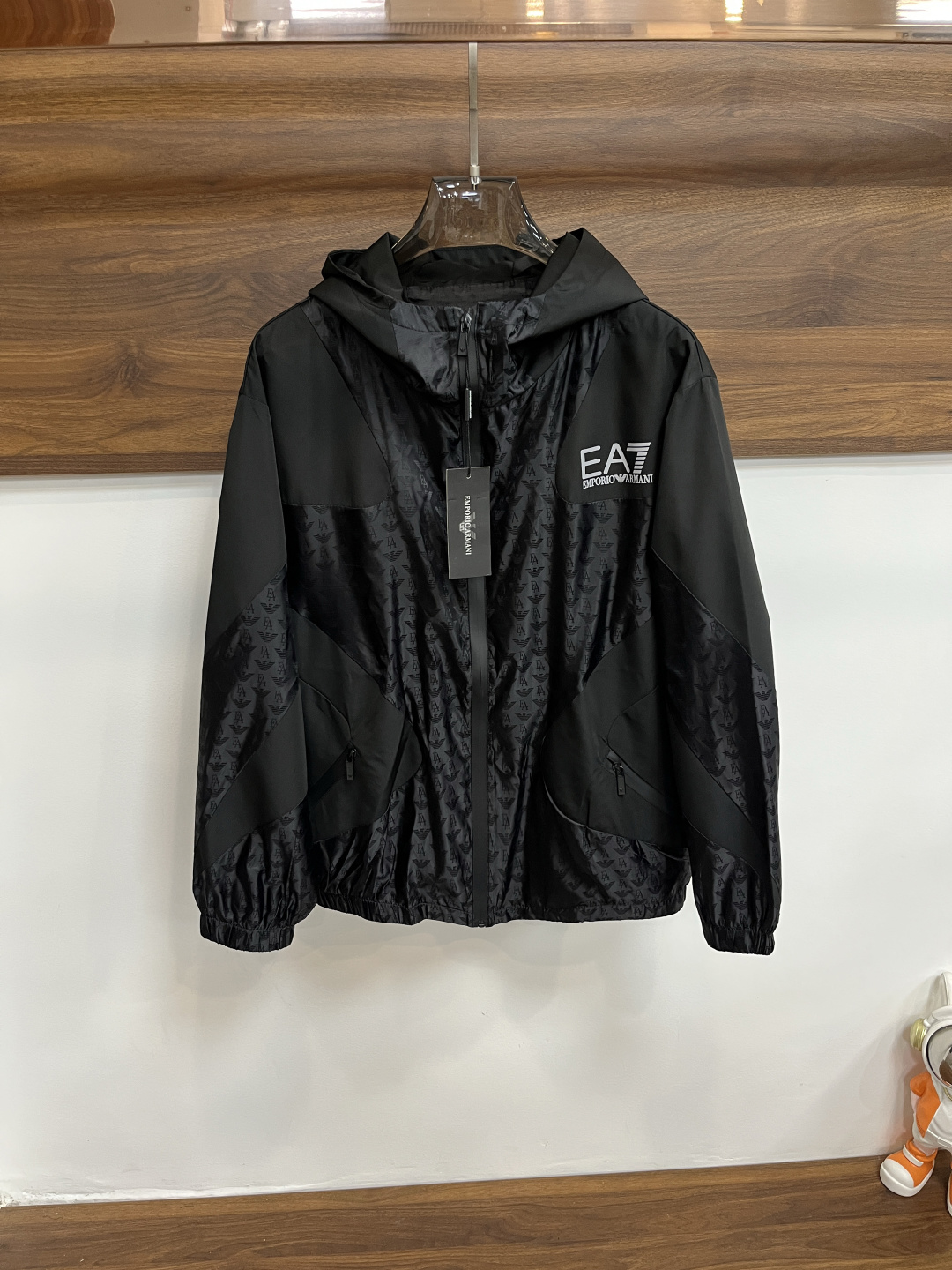 NO:548102,The main recommendation is Armnai 2025ss autumn and winter new men's lapel jacket jacket, original single three-standard complete high-end version, counter custom fabric, breathable and comfortable, impeccable details, brand element design concept, reflecting high quality. The feel is delicate and soft, presenting casual cut, and the upper body style is super good. The number of code M~3XL H2025 new model is launched,,armani, jackets & coats, jackets & coats, alexander wang19860909主推 Armnai 阿玛尼 2025ss秋冬新款男士翻领夹克外套,原单三标齐全高端版本 专柜定制面料 透气舒适度高,细节无可挑剔,品牌元素设计理念,体现高品质.手感细腻柔软 呈现休闲裁剪,上身版型超赞 码数M～3XL H2025新款首发,,armani,jackets & coats,jackets & coats,alexander wang,Men's clothing