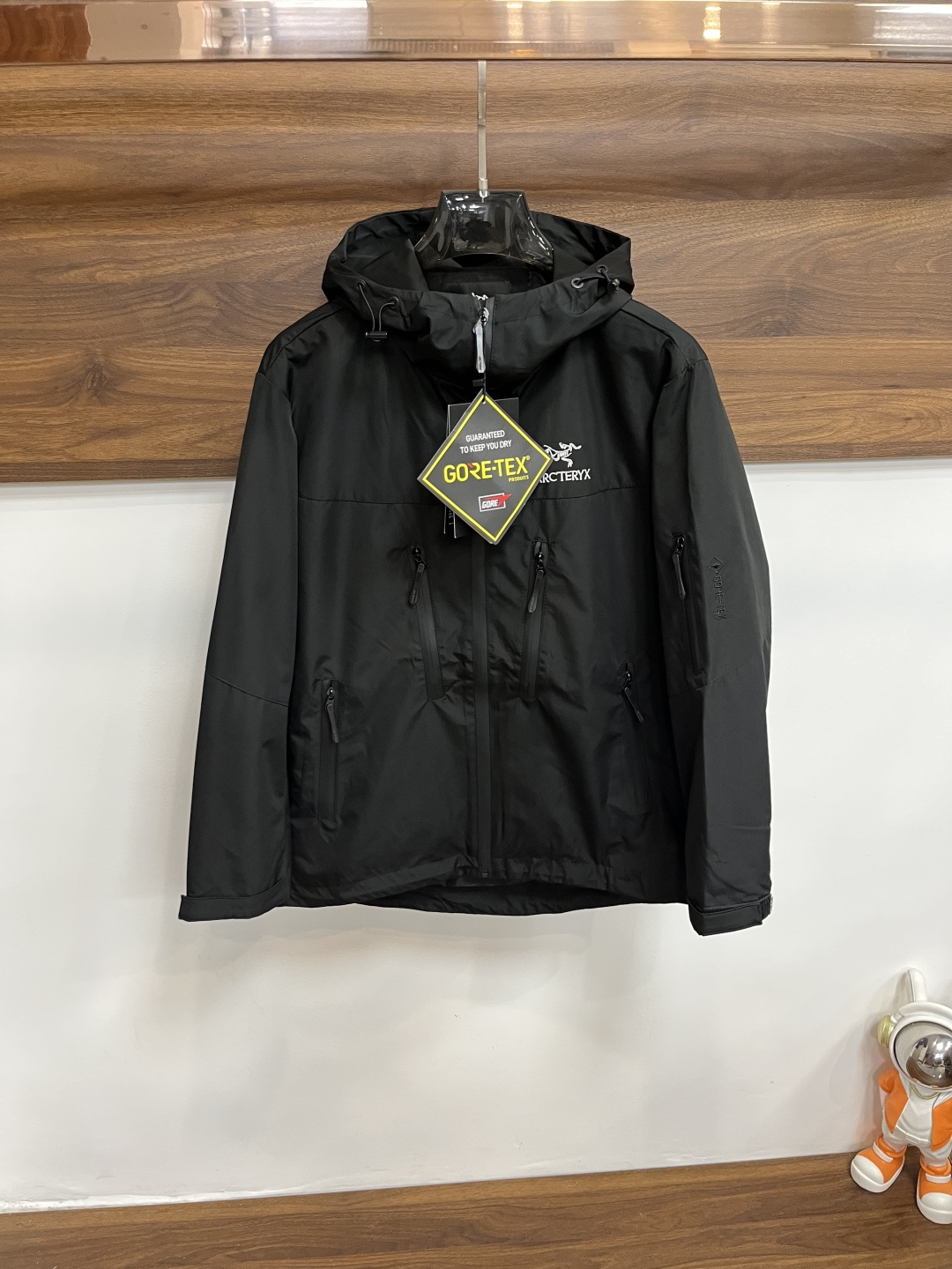 NO:548107,The main recommendation is ARCTERYX 2025ss autumn and winter new men's lapel jacket jacket, original single three-standard complete high-end version, counter custom fabric, high breathability and comfort, impeccable details, brand element design concept, reflecting high quality. The feel is delicate and soft, presents casual cut, and the upper body style is super good. The number of code M~3XL H2025 new model is launched, arc'teryx, jackets & coats, jackets & coats, alexander wang19860909主推 ARCTERYX 始祖鸟 2025ss秋冬新款男士翻领夹克外套,原单三标齐全高端版本 专柜定制面料 透气舒适度高,细节无可挑剔,品牌元素设计理念,体现高品质.手感细腻柔软 呈现休闲裁剪,上身版型超赞 码数M～3XL H2025新款首发,arc'teryx,jackets & coats,jackets & coats,alexander wang,Men's clothing