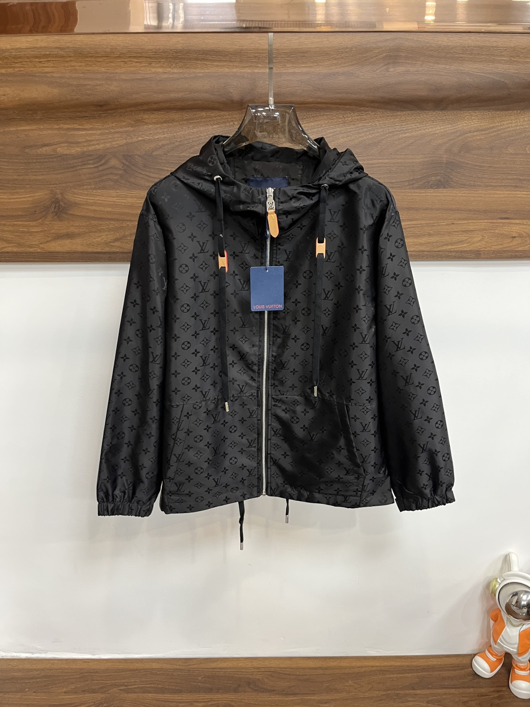 NO:548118,The main recommendation is LV donkey brand 2025ss autumn and winter new men's lapel jacket jacket, original single three-standard complete high-end version, counter custom fabric, high breathability and comfort, impeccable details, brand element design concept, reflecting high quality. The feel is delicate and soft, presenting casual cut, and the upper body style is superb. The number of code M~3XL H2025 new model is launched,,louis vuitton,louis vuitton,jackets & coats,jackets & coats,alexander wang19860909主推 LV 驴牌 2025ss秋冬新款男士翻领夹克外套,原单三标齐全高端版本 专柜定制面料 透气舒适度高,细节无可挑剔,品牌元素设计理念,体现高品质.手感细腻柔软 呈现休闲裁剪,上身版型超赞 码数M～3XL H2025新款首发,,louis vuitton,louis vuitton,jackets & coats,jackets & coats,alexander wang,Men's clothing