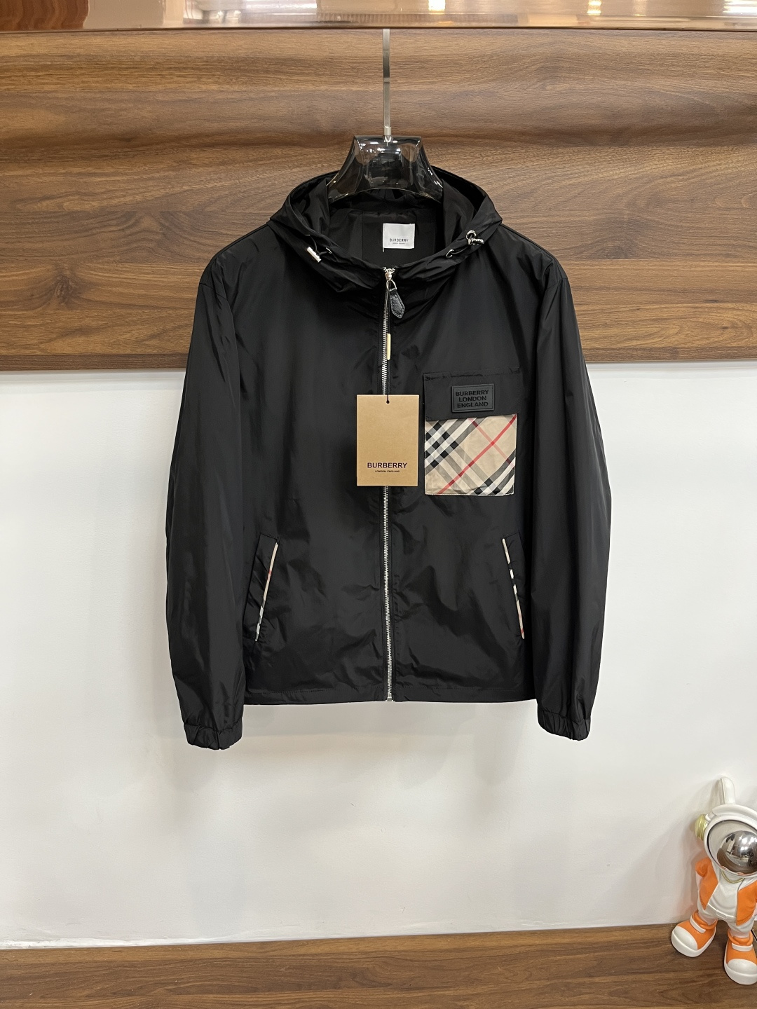 NO:548123,The main recommendation is Burberry Burberry 2025ss autumn and winter new men's lapel jacket jacket, original single three-standard complete high-end version, counter custom fabric, breathable and comfortable, impeccable details, brand element design concept, reflecting high quality. The feel is delicate and soft, presenting casual cut, and the upper body style is superb. The number of code M~3XL H2025 new model is launched, burberry, burberry, jackets & coats, jackets & coats, alexander wang19860909主推 Burberry 巴宝莉 2025ss秋冬新款男士翻领夹克外套,原单三标齐全高端版本 专柜定制面料 透气舒适度高,细节无可挑剔,品牌元素设计理念,体现高品质.手感细腻柔软 呈现休闲裁剪,上身版型超赞 码数M～3XL H2025新款首发,,burberry,burberry,jackets & coats,jackets & coats,alexander wang,Men's clothing