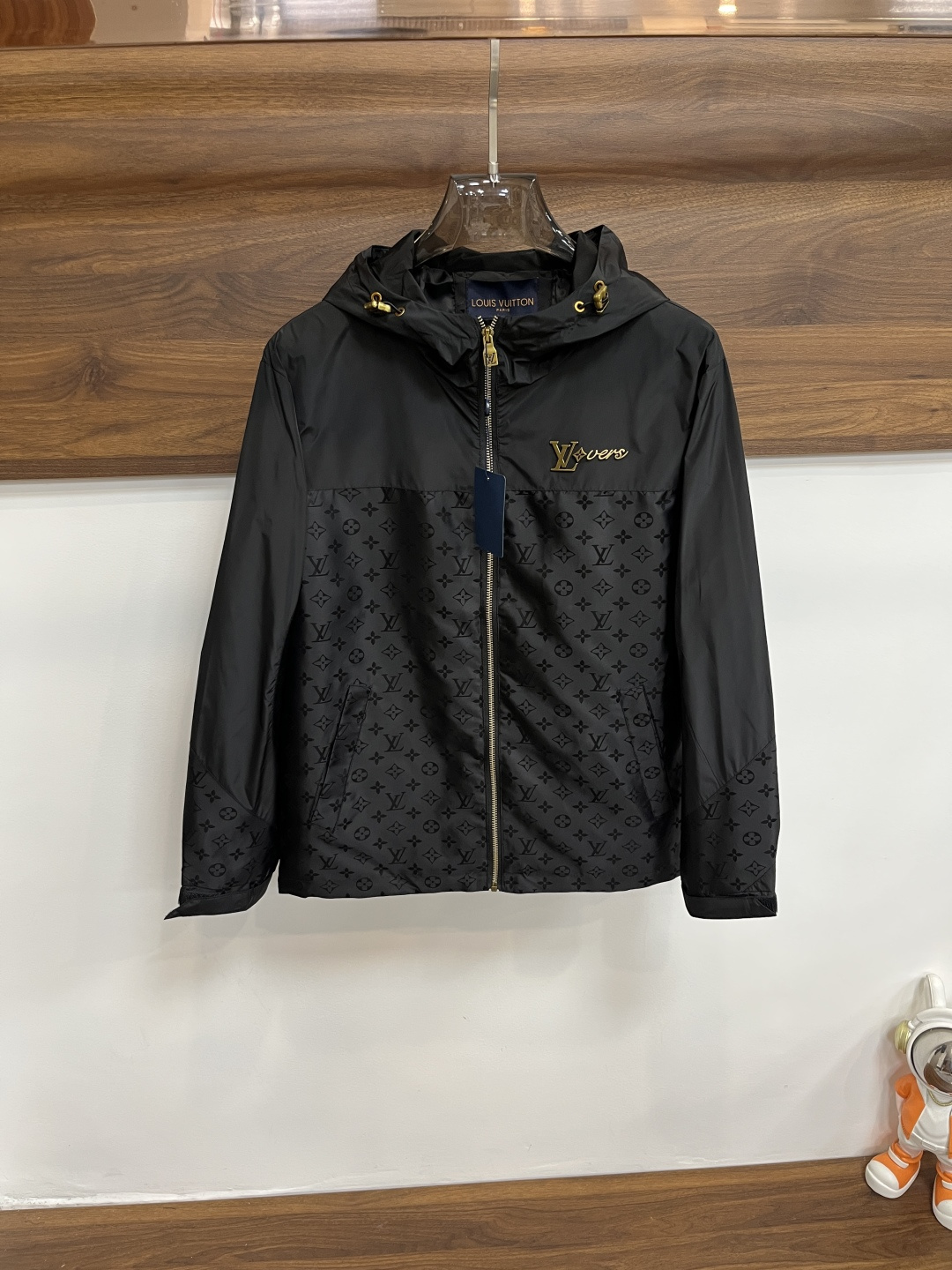 NO:548128,The main recommendation is LV donkey brand 2025ss autumn and winter new men's lapel jacket jacket, original single three-standard complete high-end version, counter custom fabric, high breathability and comfort, impeccable details, brand element design concept, reflecting high quality. The feel is delicate and soft, presenting casual cut, and the upper body style is superb. The number of code M~3XL H2025 new model is launched,,louis vuitton,louis vuitton,jackets & coats,jackets & coats,alexander wang19860909主推 LV 驴牌 2025ss秋冬新款男士翻领夹克外套,原单三标齐全高端版本 专柜定制面料 透气舒适度高,细节无可挑剔,品牌元素设计理念,体现高品质.手感细腻柔软 呈现休闲裁剪,上身版型超赞 码数M～3XL H2025新款首发,,louis vuitton,louis vuitton,jackets & coats,jackets & coats,alexander wang,Men's clothing