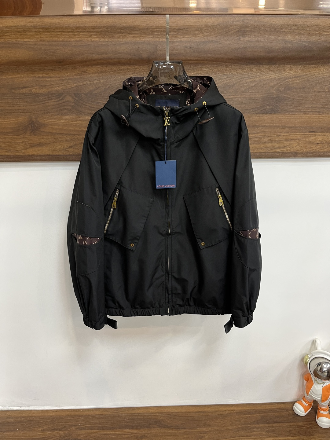 NO:601773,Mainly recommend LV Donkey brand 2025ss new autumn and winter men's lapel jacket, original three-label complete high-end version, counter-customized fabrics, high breathability and comfort, impeccable details, brand element design concept, reflecting high quality. Delicate and soft feel, casual tailoring, excellent upper body shape, size M ~ 3XL H2025 new model debut,, louis vuitton, louis vuitton, jackets & coats, jackets &  coats,alexander wang19860909主推 LV 驴牌 2025ss秋冬新款男士翻领夹克外套,原单三标齐全高端版本 专柜定制面料 透气舒适度高,细节无可挑剔,品牌元素设计理念,体现高品质.手感细腻柔软 呈现休闲裁剪,上身版型超赞 码数M～3XL H2025新款首发,,louis vuitton,louis vuitton,jackets & coats,jackets & coats,alexander wang,Men's clothing