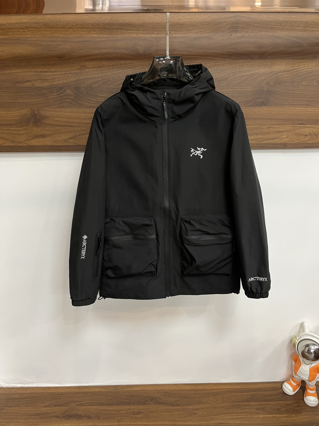 NO:601776,Mainly recommend ARCTERYX Arc'teryx 2025ss new men's lapel jacket for autumn and winter, high-end version with original three-label complete, counter-customized fabrics, high breathability and comfort, impeccable details, brand element design concept, reflecting high quality. Delicate and soft feel, casual tailoring, excellent upper body shape, size M ~ 3XL H2025 new model debut, arc'teryx, jackets & coats, jackets & coats, alexander wang19860909主推 ARCTERYX 始祖鸟 2025ss秋冬新款男士翻领夹克外套,原单三标齐全高端版本 专柜定制面料 透气舒适度高,细节无可挑剔,品牌元素设计理念,体现高品质.手感细腻柔软 呈现休闲裁剪,上身版型超赞 码数M～3XL H2025新款首发,arc'teryx,jackets & coats,jackets & coats,alexander wang,Men's clothing