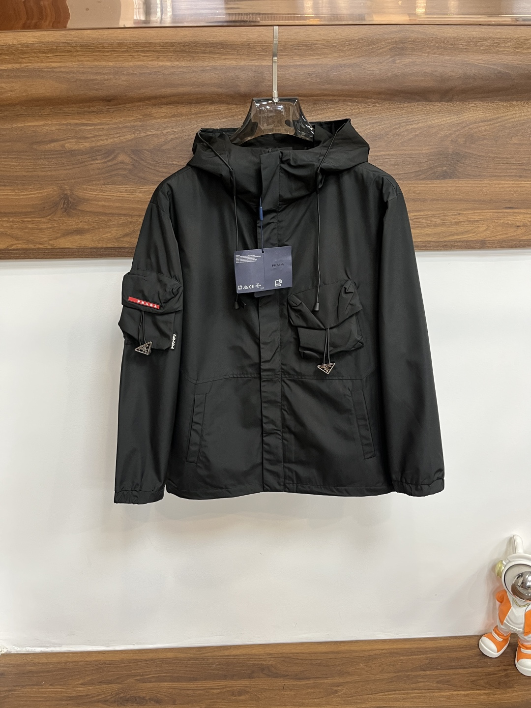 NO:601779,Mainly recommend Prada Prada 2025ss new men's lapel jacket for autumn and winter, high-end version with original three-label complete. Custom-made fabrics at the counter. Highly breathable and comfortable, impeccable details, brand element design concept, reflecting high quality. Delicate and soft feel. Casual tailoring, excellent upper body shape. H2025 new model debut,, prada, prada, jackets & coats, jackets & coats, alexander wang19860909主推 Prada 普拉达 2025ss秋冬新款男士翻领夹克外套,原单三标齐全高端版本 专柜定制面料 透气舒适度高,细节无可挑剔,品牌元素设计理念,体现高品质.手感细腻柔软 呈现休闲裁剪,上身版型超赞 码数M～3XL H2025新款首发,,prada,prada,jackets & coats,jackets & coats,alexander wang,Men's clothing