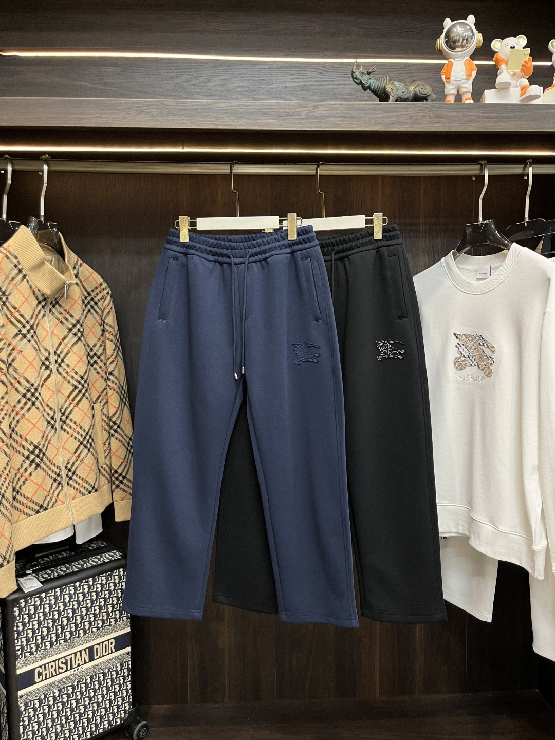 NO:594848,The main recommendation is Burberry's exclusive new Burberry trendy men's fashionable casual pants, high-end European original pants, trendy fashionable casual pants, with high breathability and comfort, impeccable details, brand element design concept, reflecting high quality. It presents casual tailoring and the upper body shape is awesome!  Size M-3XL H new model debut,,burberry,burberry,alexander wang19860909主推 Burberry 独家专供新款巴宝莉潮男时尚休闲裤,高端欧版原单裤子,潮流时尚休闲裤子 透气舒适度高,细节无可挑剔,品牌元素设计理念,体现高品质.呈现休闲裁剪,上身版型超赞！ 码数M-3XL H新款首发,,burberry,burberry,alexander wang,Men's clothing