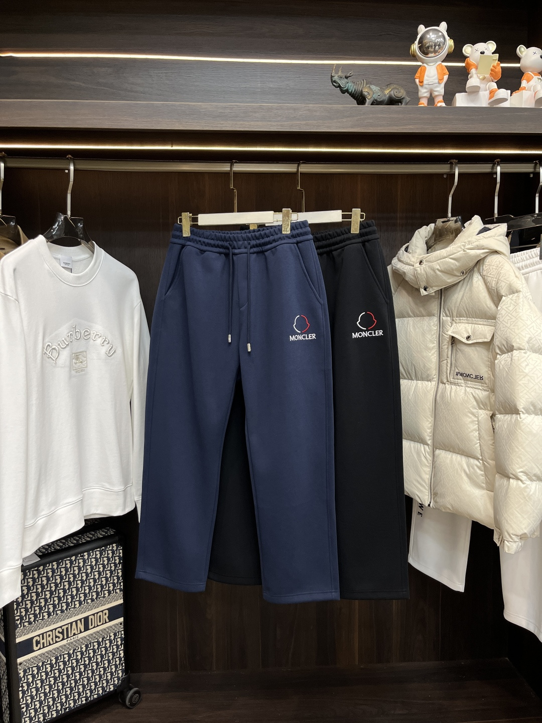 NO:540368,The main recommendation Moncler is exclusively designed for new style men's fashionable casual pants, high-end European version original single pants, trendy and fashionable casual pants, breathable and comfortable, impeccable details, brand element design concept, reflecting high quality. It presents casual cut, and the upper body style is superb!  M-3XL H new model first release, Moncler, alexander wang19860909主推 Moncler 独家专供新款蒙口潮男时尚休闲裤,高端欧版原单裤子,潮流时尚休闲裤子 透气舒适度高,细节无可挑剔,品牌元素设计理念,体现高品质.呈现休闲裁剪,上身版型超赞！ 码数M-3XL H新款首发,,Moncler,alexander wang,Men's clothing