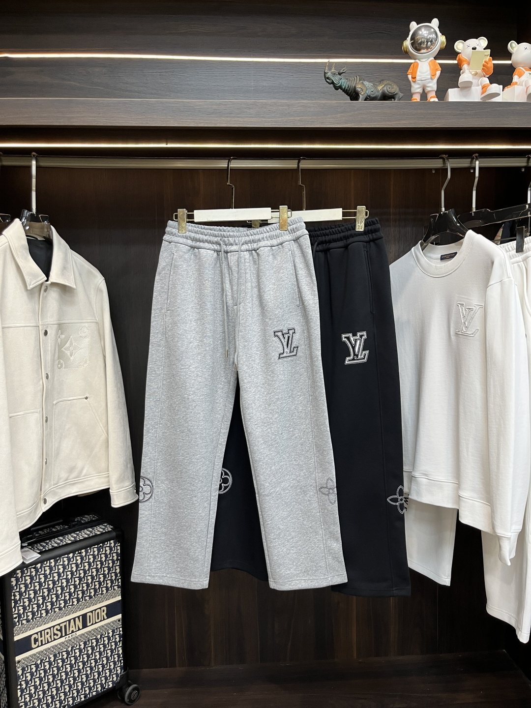 NO:540371,The main recommendation LV is exclusively available for new donkey brand fashion men's fashionable casual pants, high-end European version original single pants, trendy and fashionable casual pants. It has high breathability and comfort, impeccable details, and the brand element design concept reflects high quality. It presents casual cuts, and the upper body style is superb!  The new model of M-3XL H is launched, louis vuitton, louis vuitton, alexander wang19860909主推 LV 独家专供新款驴牌潮男时尚休闲裤,高端欧版原单裤子,潮流时尚休闲裤子 透气舒适度高,细节无可挑剔,品牌元素设计理念,体现高品质.呈现休闲裁剪,上身版型超赞！ 码数M-3XL H新款首发,,louis vuitton,louis vuitton,alexander wang,Men's clothing