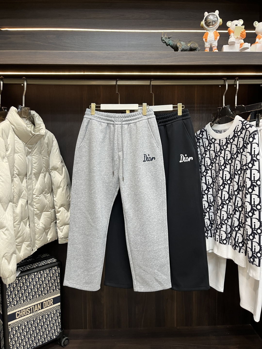 NO:540374,The main recommendation Dior exclusively offers new Dior fashion men's fashionable casual pants, high-end European version original single pants, trendy and fashionable casual pants, high breathability and comfort, impeccable details, brand element design concept, reflecting high quality. It presents casual cut, and the upper body style is superb!  Code Number M-3XL H new model first release, dior, dior, alexander wang19860909主推 Dior 独家专供新款迪奥潮男时尚休闲裤,高端欧版原单裤子,潮流时尚休闲裤子 透气舒适度高,细节无可挑剔,品牌元素设计理念,体现高品质.呈现休闲裁剪,上身版型超赞！ 码数M-3XL H新款首发,,dior,dior,alexander wang,Men's clothing