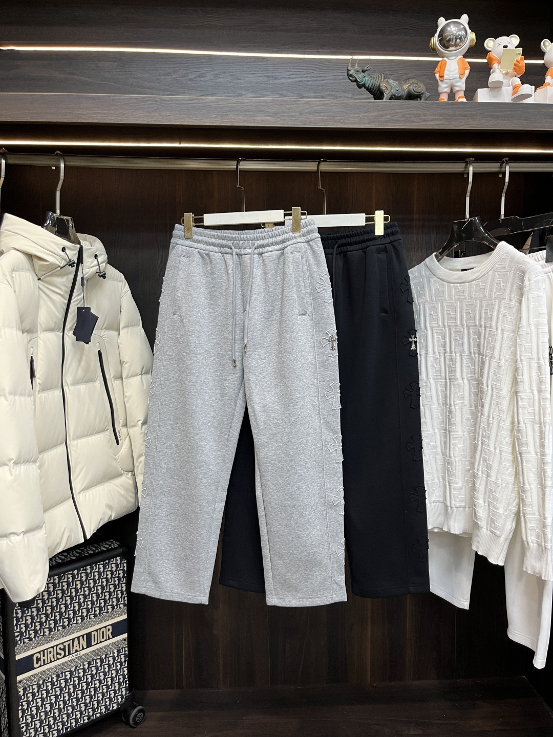 NO:540377,The main recommendation is Croxin. It is exclusively available for the new Croxin fashion casual pants, high-end European version original single pants, trendy and fashionable casual pants. It has high breathability and comfort, impeccable details, and the brand element design concept reflects high quality. It presents casual cuts, and the upper body style is superb!  The new model of M-3XL H is launched, Chrome hearts, alexander wang19860909主推 克罗心 独家专供新款克罗心潮男时尚休闲裤,高端欧版原单裤子,潮流时尚休闲裤子 透气舒适度高,细节无可挑剔,品牌元素设计理念,体现高品质.呈现休闲裁剪,上身版型超赞！ 码数M-3XL H新款首发,,chrome hearts,alexander wang,Men's clothing