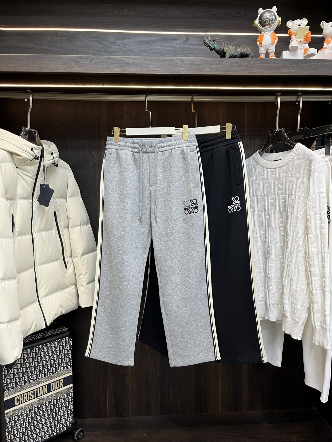 NO:540351,The main recommendation is Loewe. It is exclusively available for the new Loewe men's fashionable casual pants, high-end European version original single pants, trendy and fashionable casual pants. It has high breathability and comfort, impeccable details, and the brand element design concept reflects high quality. It presents casual cuts, and the upper body style is superb!  The new model of M-3XL H is launched, loewe, loewe, alexander wang19860909主推 Loewe 独家专供新款罗意威潮男时尚休闲裤,高端欧版原单裤子,潮流时尚休闲裤子 透气舒适度高,细节无可挑剔,品牌元素设计理念,体现高品质.呈现休闲裁剪,上身版型超赞！ 码数M-3XL H新款首发,,loewe,loewe,alexander wang,Men's clothing