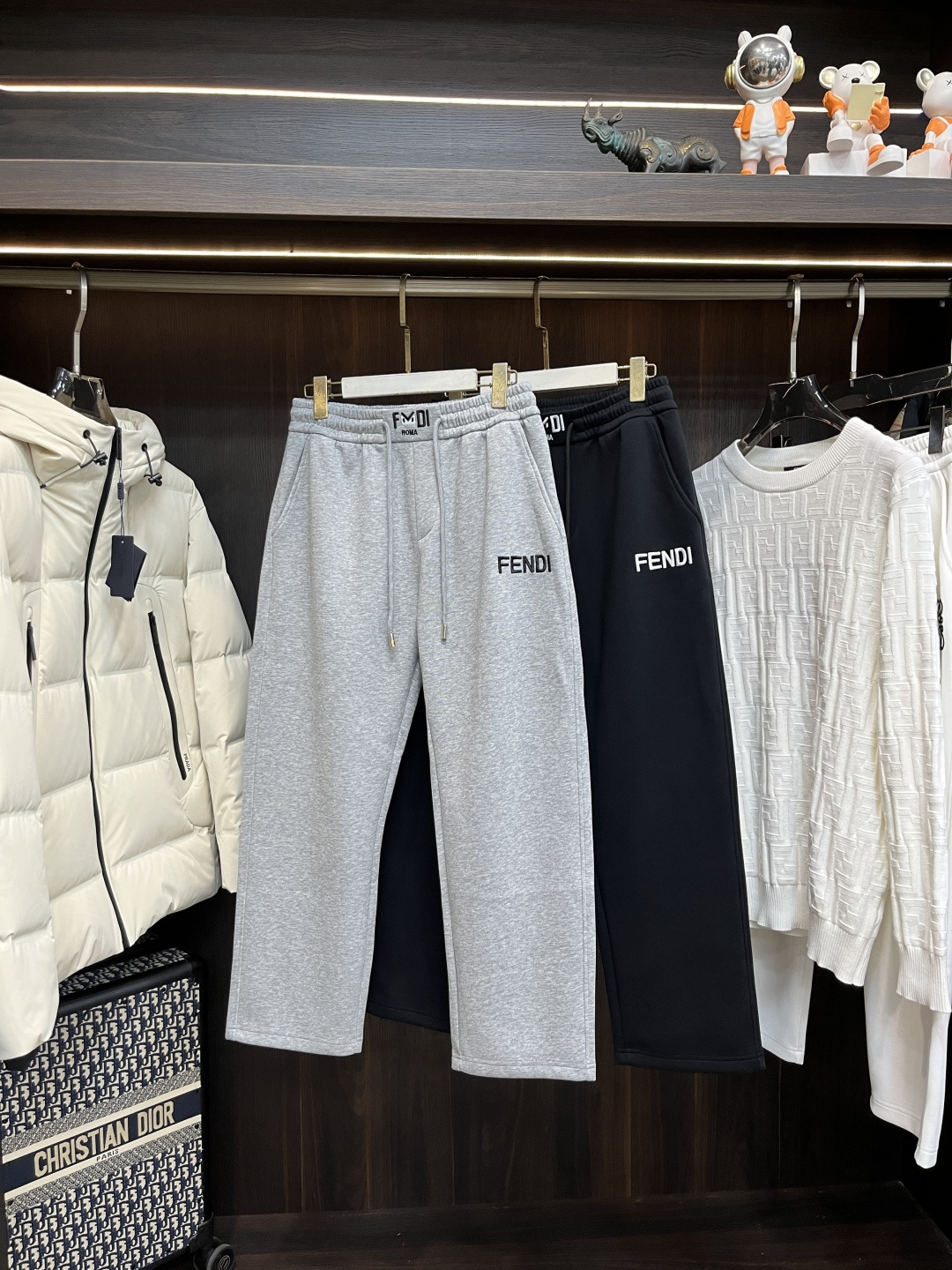 NO:540354,The main recommendation Fendi exclusively offers new styles of fashion men's fashionable casual pants, high-end European version original single pants, trendy and fashionable casual pants, breathable and comfortable, impeccable details, brand element design concept, reflecting high quality. It presents casual cut, and the upper body style is superb!  The new model of M-3XL H is launched, fendi, fendi, alexander wang19860909主推 Fendi 独家专供新款芬迪潮男时尚休闲裤,高端欧版原单裤子,潮流时尚休闲裤子 透气舒适度高,细节无可挑剔,品牌元素设计理念,体现高品质.呈现休闲裁剪,上身版型超赞！ 码数M-3XL H新款首发,,fendi,fendi,alexander wang,Men's clothing