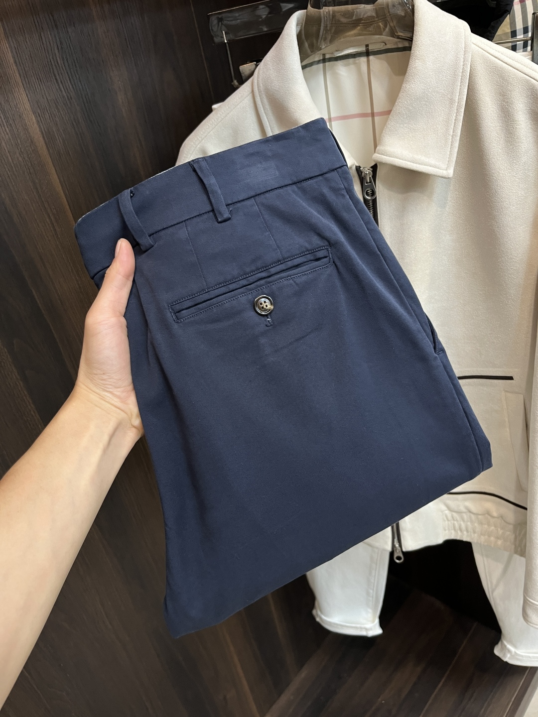 NO:540357,The main recommendation is BC 25SS Comfortable Bima Cotton Gada Wool Trousers. These trousers are made of carefully selected cotton fabrics. The garment dyeing gives the fabric a slightly matte color effect. The four-pocket design makes the upper body look very comfortable and atmospheric. It is highly recommended!  Color beige, royal blue, olive, digit 46 48 50 52 54 56 H new model first release, alexander wang19860909主推 BC 25SS舒适比马棉华达呢长裤,这款长裤采用精心挑选的棉质面料制作而成,成衣染色则赋予面料一种略微哑光的色彩效果,四口袋设计,上身效果非常舒适大气,强烈推荐！ 颜色米白 宝蓝色 橄榄色 码数46 48 50 52 54 56 H新款首发,,alexander wang,Men's clothing