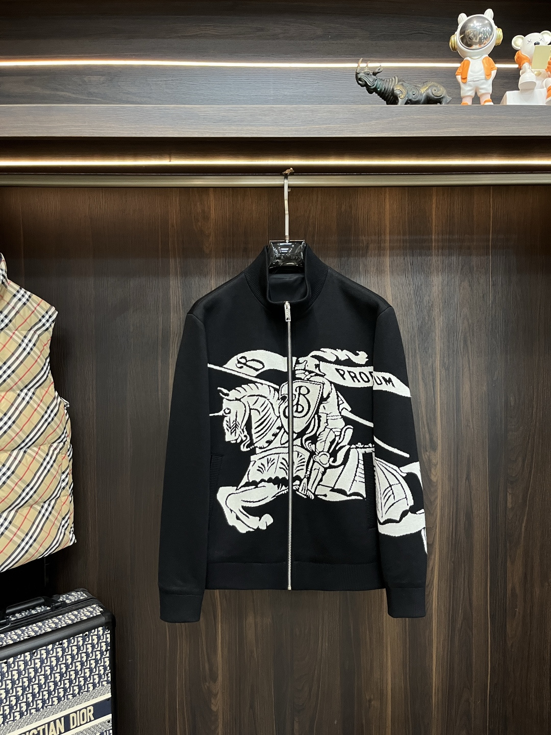 NO:565322,The main recommendation is Burberry ss autumn new release of Burberry stand-collar jacket, a popular autumn jacket, which makes you feel comfortable and slim when you wear it. It is lazy and casual. It is particularly attractive when combined with clean and simple colors, suitable for daily wear~ We introduce sports items decorated with vibrant prints, fashionable and quality life!  Size M-3XL H new model debut,,burberry,burberry,jackets & coats,jackets & coats,alexander wang19860909主推 Burberry ss秋季新款发布巴宝莉立领夹克外套,秋季爆款外套,穿上就是舒适自在又显瘦的存在,慵懒而随性,结合干净简单的色系就特别耐看,适合日常穿着~倾情推出缀饰活力印花的运动单品,时尚品质生活！ 尺码M-3XL H新款首发,,burberry,burberry,jackets & coats,jackets & coats,alexander wang,Men's clothing