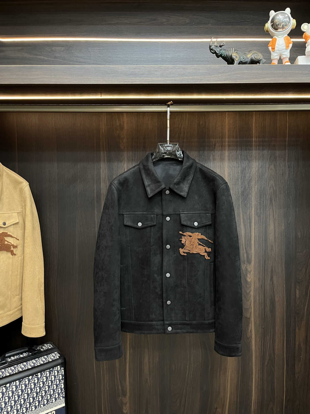 NO:565326,The main recommendation is Burberry ss autumn new release Burberry lapel jacket, autumn hot suede jacket, which makes you feel comfortable and slim when you wear it. It is lazy and casual. It is particularly attractive when combined with clean and simple colors and is suitable for daily wear. We launch sports items decorated with vibrant prints for a fashionable and quality life!  Size M-3XL H new model first release,,burberry,burberry,jackets & coats,jackets & coats,chamois leather,alexander wang19860909主推 Burberry ss秋季新款发布巴宝莉翻领夹克外套,秋季爆款麂皮绒外套,穿上就是舒适自在又显瘦的存在,慵懒而随性,结合干净简单的色系就特别耐看,适合日常穿着~倾情推出缀饰活力印花的运动单品,时尚品质生活！ 尺码M-3XL H新款首发,,burberry,burberry,jackets & coats,jackets & coats,chamois leather,alexander wang,Men's clothing