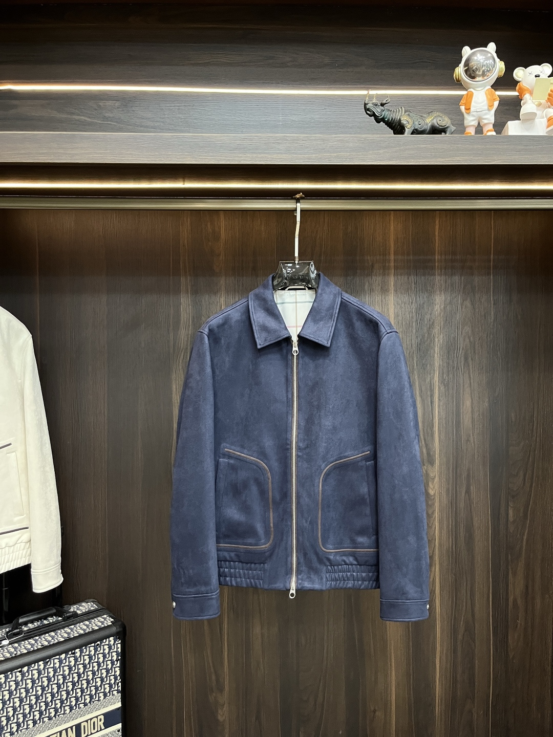 NO:540376,The main recommendation is the new LP 1995ss autumn style. The new LP lapel jacket is released. The popular suede jacket in autumn is comfortable and comfortable. It is lazy and casual. It is particularly pleasing to the eye with clean and simple colors. It is suitable for daily wear. It is full of enthusiasm to launch sports items embellished with vitality prints, fashionable and quality life!  Size M-3XL H new model first release, loro piana, jackets & coats, jackets & coats, chamois leather, alexander wang19860909主推 LP 1995ss秋季新款发布LP翻领夹克外套,秋季爆款麂皮绒外套,穿上就是舒适自在又显瘦的存在,慵懒而随性,结合干净简单的色系就特别耐看,适合日常穿着~倾情推出缀饰活力印花的运动单品,时尚品质生活！ 尺码M-3XL H新款首发,,loro piana,jackets & coats,jackets & coats,chamois leather,alexander wang,Men's clothing