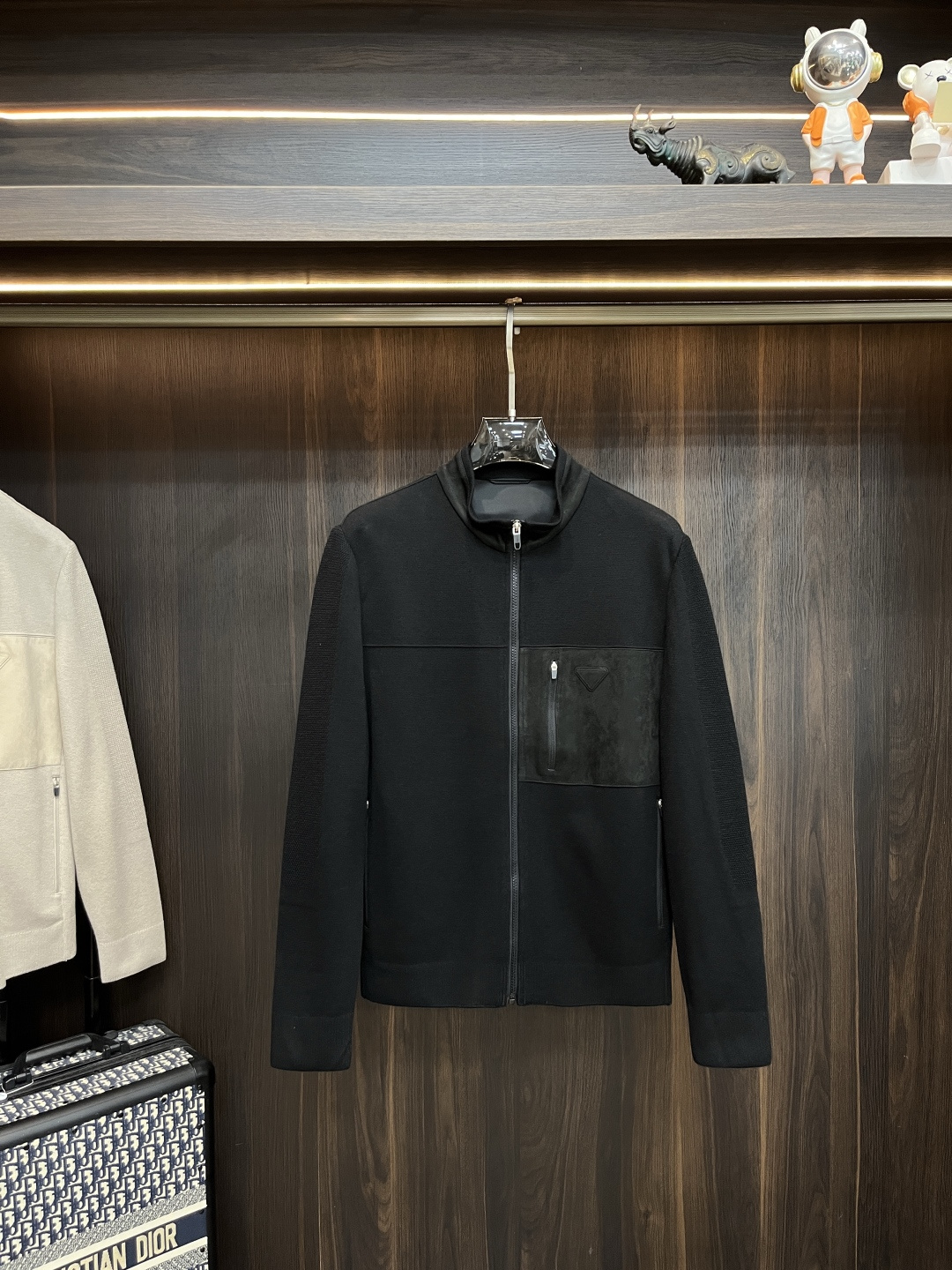 NO:540379,The main recommendation is Prada 2025ss autumn new model released Prada stand-up collar jacket, a popular autumn suede splicing jacket, which makes you feel comfortable and slim when worn. It is lazy and casual, combined with clean and simple colors, which is particularly pleasing to the eye, suitable for daily wear~ I love to launch sports items embellished with vitality prints, fashionable and quality life!  Size M-3XL H2025 new model first release, prada, prada, jackets & coats, jackets & coats, chamois leather, alexander wang19860909主推 Prada 2025ss秋季新款发布普拉达立领夹克外套,秋季爆款麂皮绒拼接外套,穿上就是舒适自在又显瘦的存在,慵懒而随性,结合干净简单的色系就特别耐看,适合日常穿着~倾情推出缀饰活力印花的运动单品,时尚品质生活！ 尺码M-3XL H2025新款首发,,prada,prada,jackets & coats,jackets & coats,chamois leather,alexander wang,Men's clothing