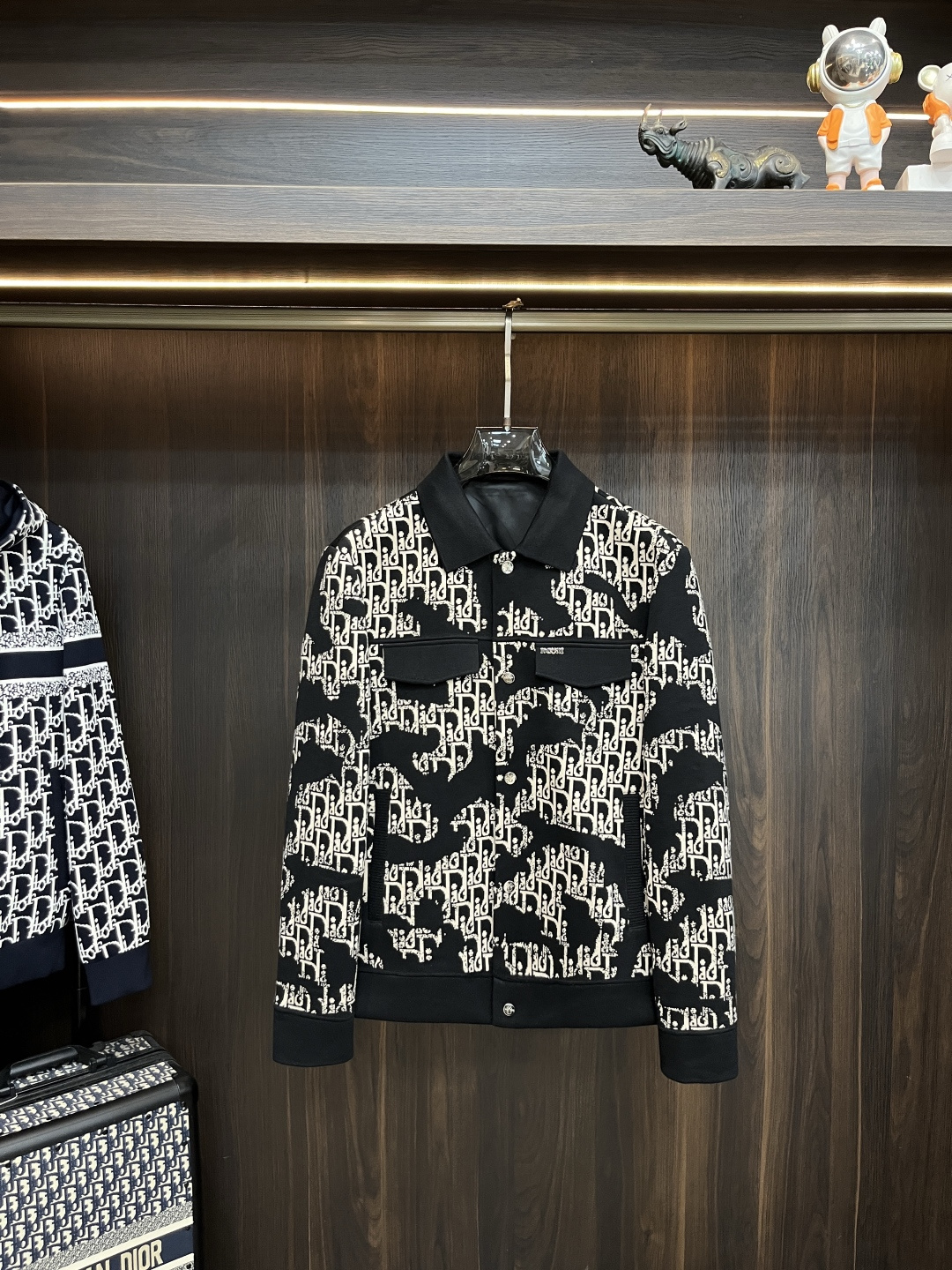 NO:540380,The main recommendation is Dior 2025ss autumn new model released Dior lapel jacket, a hot autumn knitted jacket, which makes you feel comfortable and slim when worn. It is lazy and casual, combined with clean and simple colors, which is particularly pleasing to the eye, suitable for daily wear~ I love to launch sports items embellished with vitality prints, fashionable and quality life!  Size M-3XL H2025 new model first release, dior, dior, jackets & coats, jackets & coats, alexander wang19860909主推 Dior 2025ss秋季新款发布迪奥翻领夹克外套,秋季爆款针织外套,穿上就是舒适自在又显瘦的存在,慵懒而随性,结合干净简单的色系就特别耐看,适合日常穿着~倾情推出缀饰活力印花的运动单品,时尚品质生活！ 尺码M-3XL H2025新款首发,,dior,dior,jackets & coats,jackets & coats,alexander wang,Men's clothing