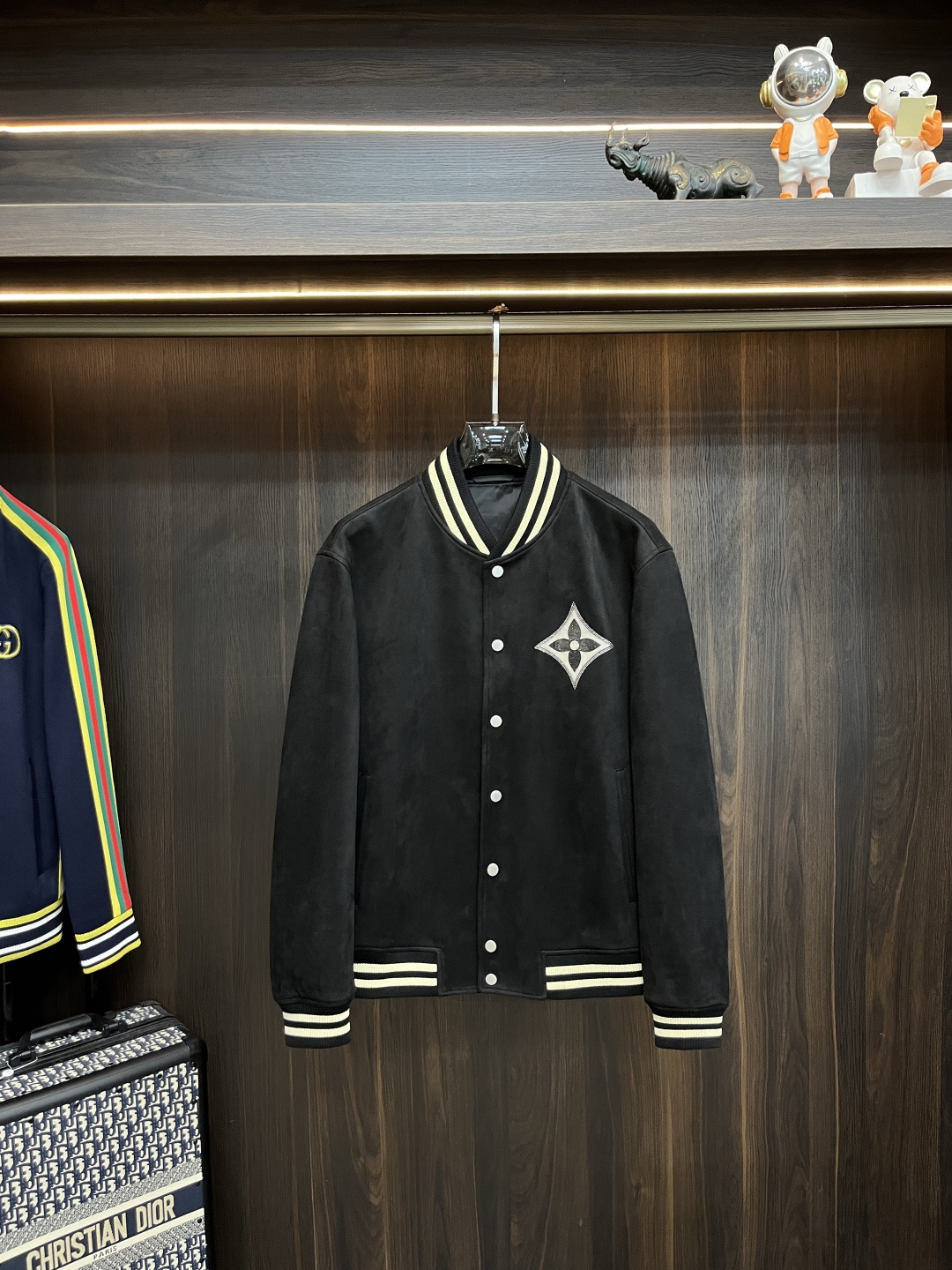 NO:540383,The main recommendation is the new LV 2025ss autumn style. The donkey-brand baseball collar jacket is released, and the popular suede jacket in autumn is comfortable and comfortable, and it looks slim. It is lazy and casual, combined with clean and simple colors, which is particularly pleasing to the eye. It is suitable for daily wear~ I love to launch sports items embellished with vitality prints, fashionable and quality life!  Size M-3XL H2025 new model first release, louis vuitton,louis vuitton,jackets & coats,jackets & coats,chamois leather,alexander wang19860909主推 LV 2025ss秋季新款发布驴牌棒球领夹克外套,秋季爆款麂皮绒外套,穿上就是舒适自在又显瘦的存在,慵懒而随性,结合干净简单的色系就特别耐看,适合日常穿着~倾情推出缀饰活力印花的运动单品,时尚品质生活！ 尺码M-3XL H2025新款首发,,louis vuitton,louis vuitton,jackets & coats,jackets & coats,chamois leather,alexander wang,Men's clothing